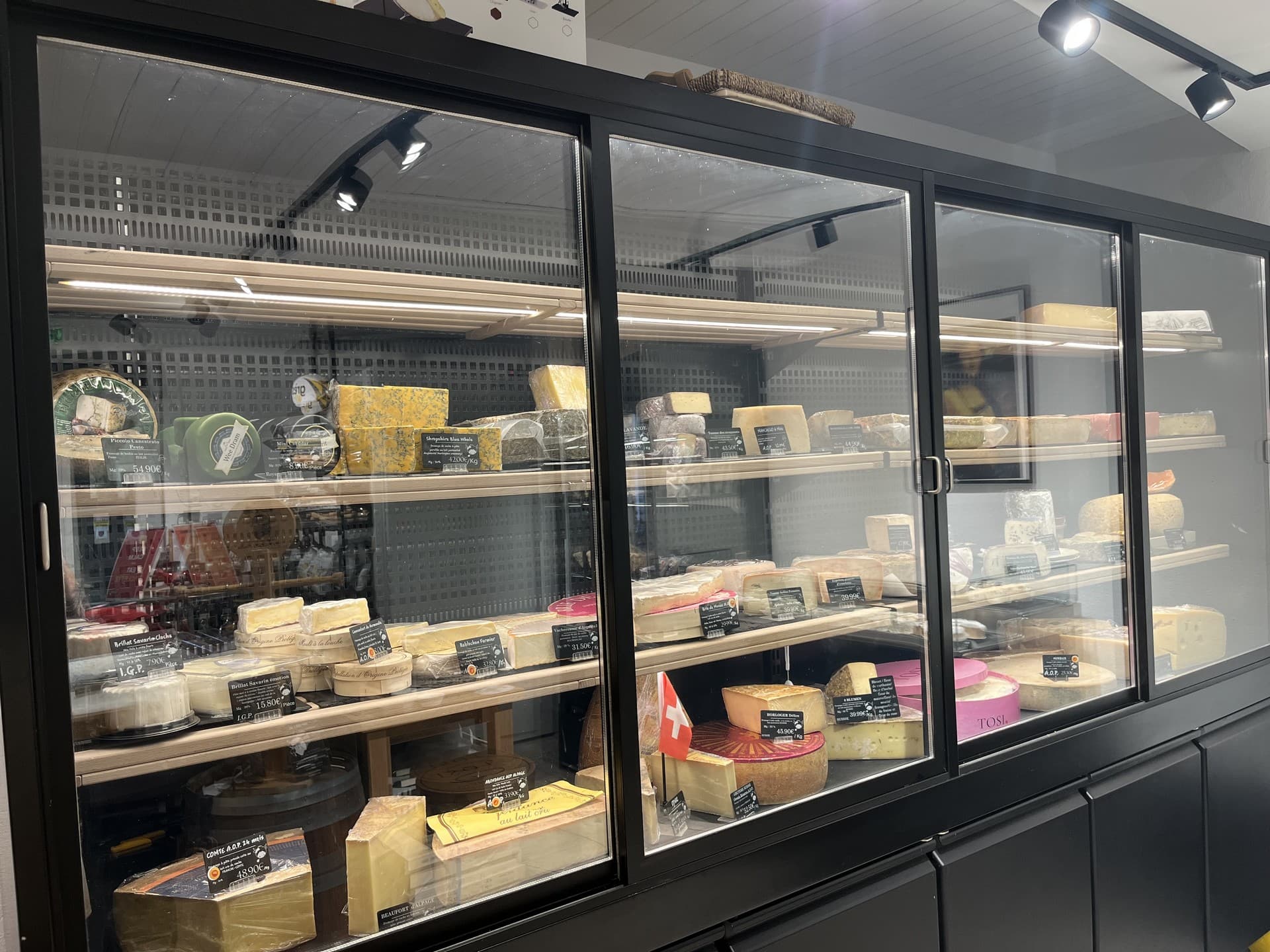 Fromager crémier Chez Loïc Fromagerie à Mouriès Boutique