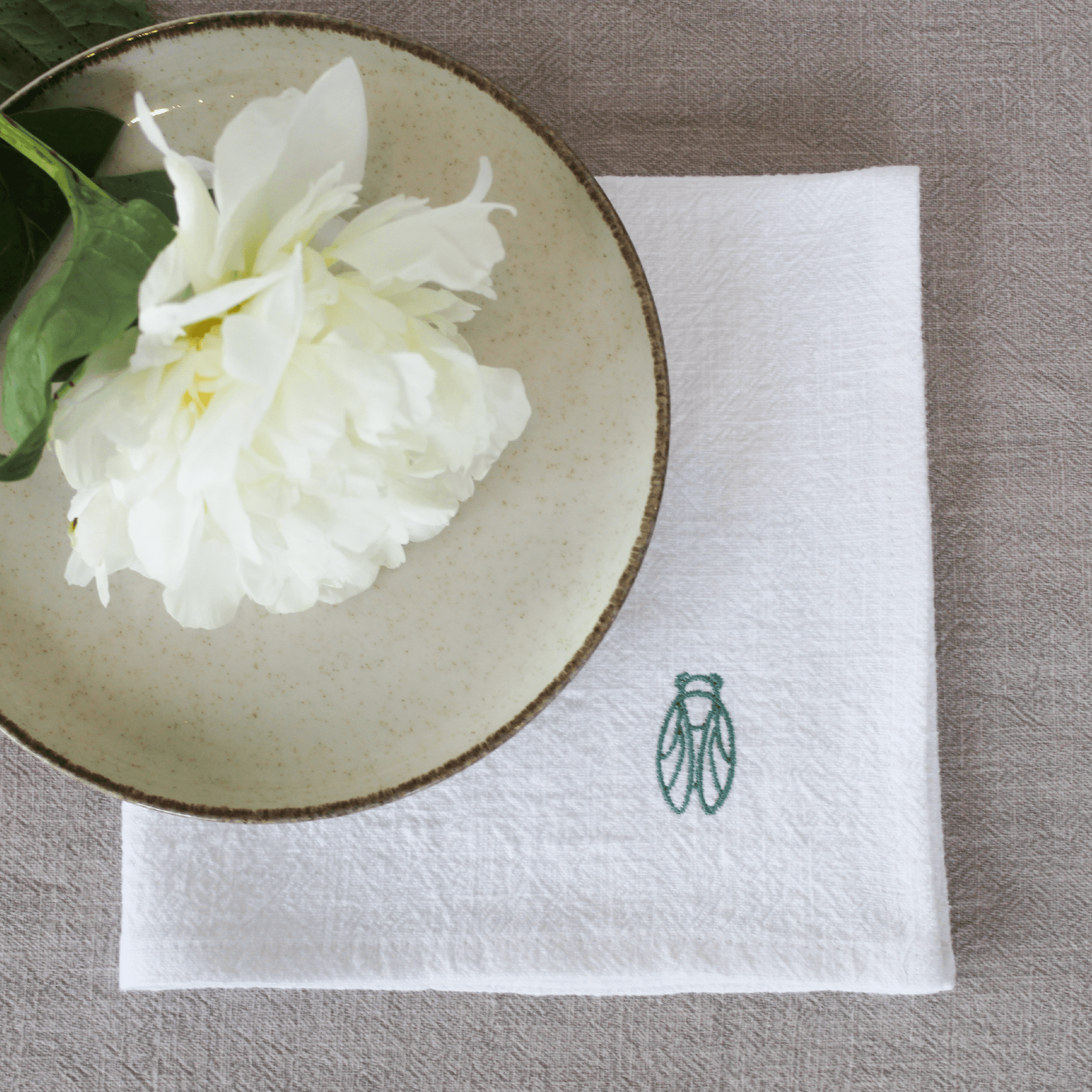 Serviette de table blanche brodée