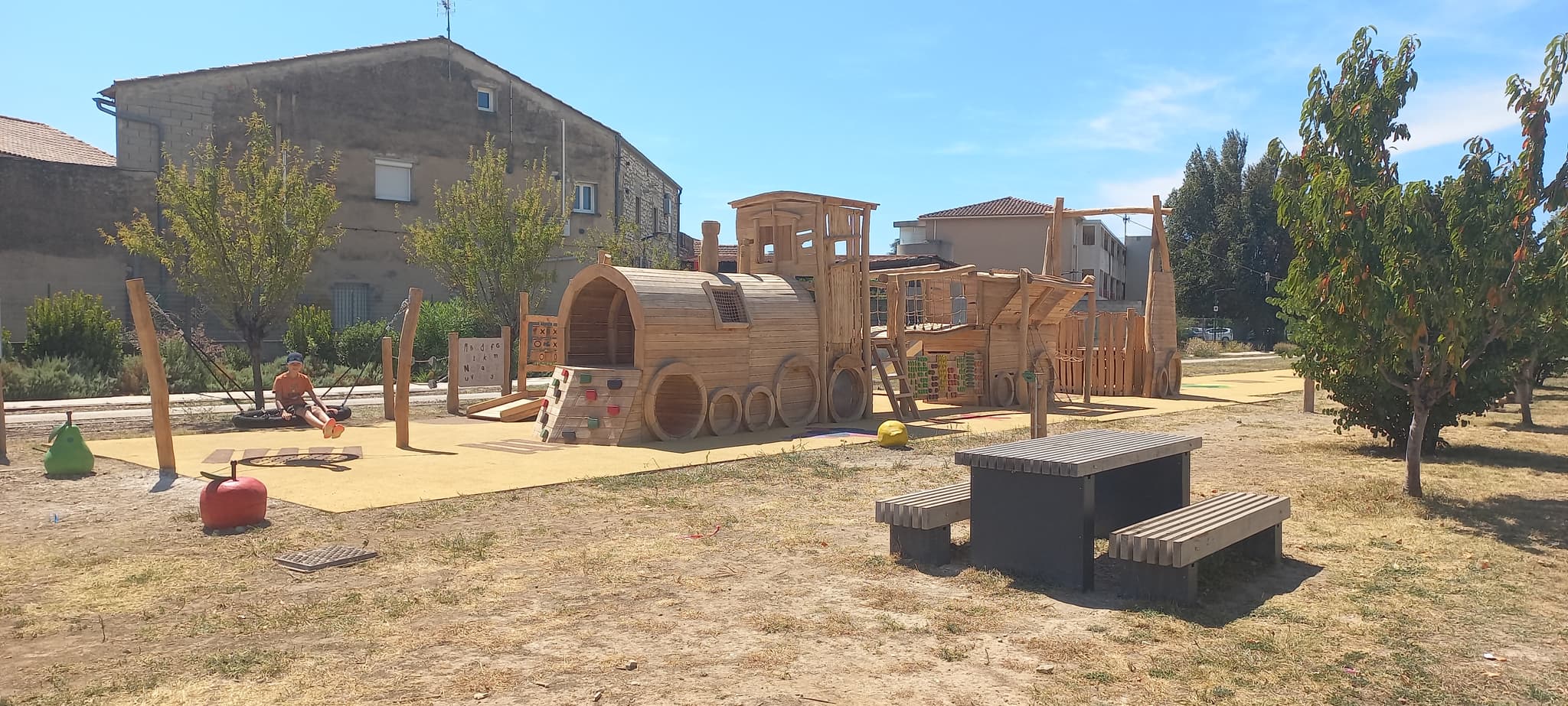 Aire de jeux devant la Rotonde