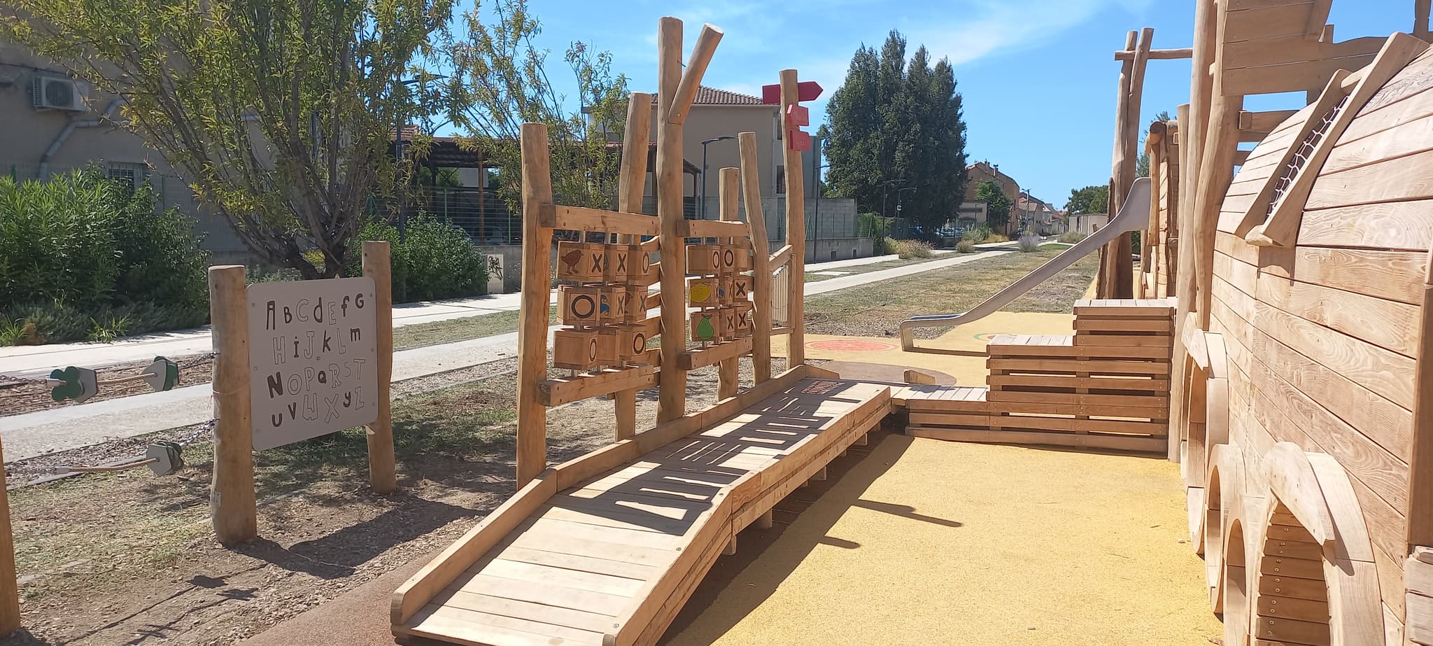Aire de jeux devant la Rotonde