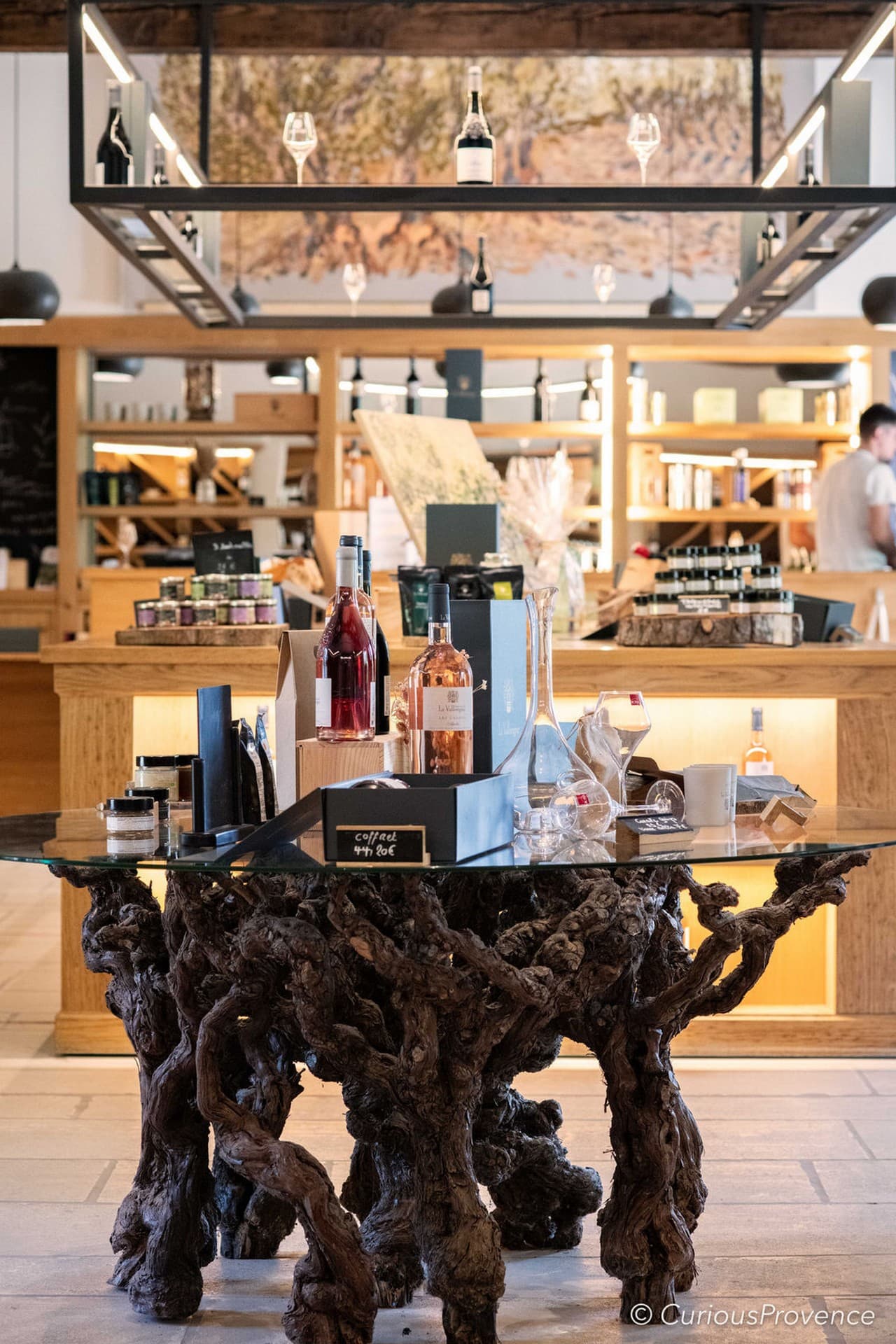 Domaine de la Vallongue Eygalières table dans la boutique