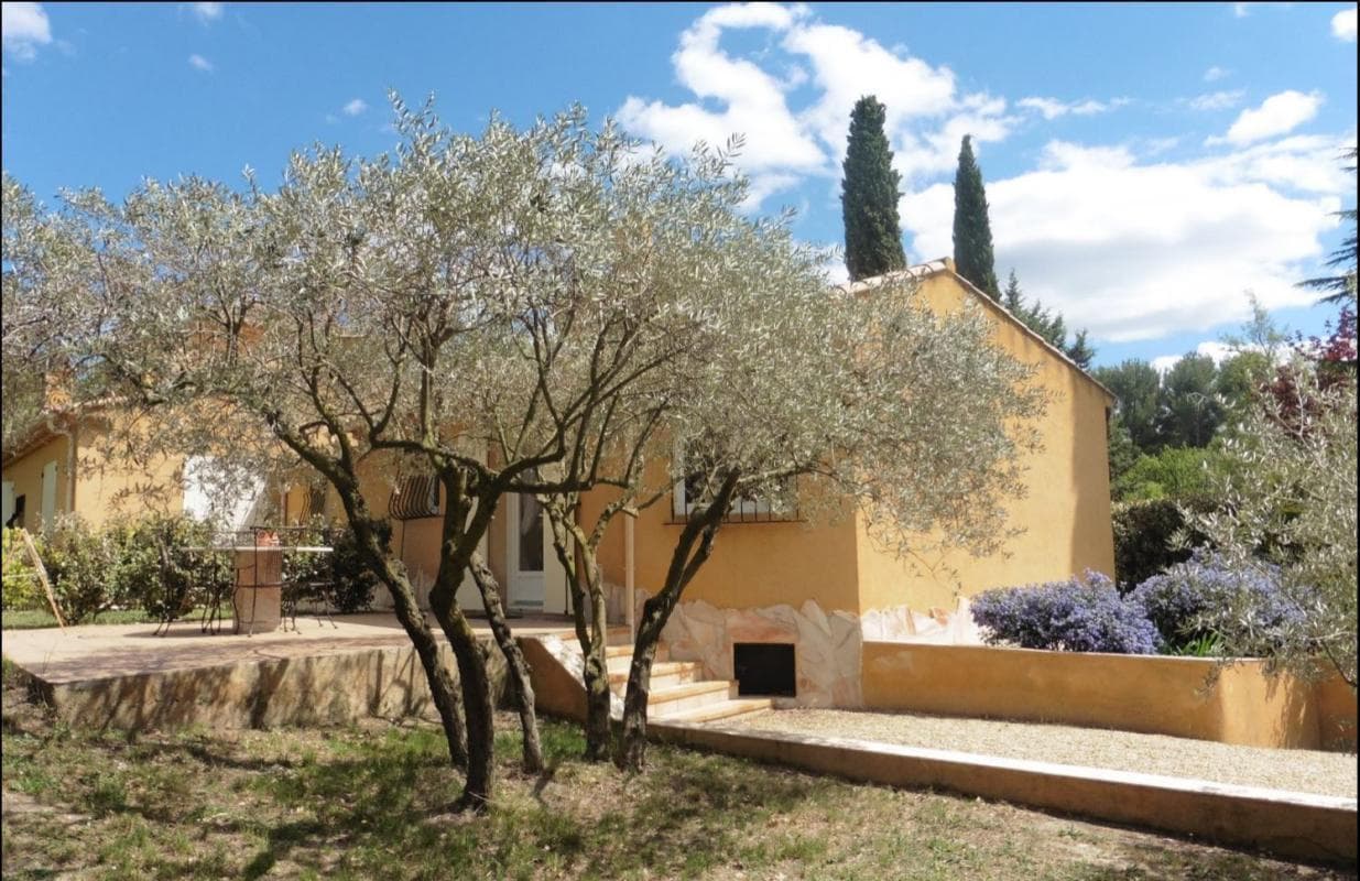Le Clos Des Oliviers et la Tour