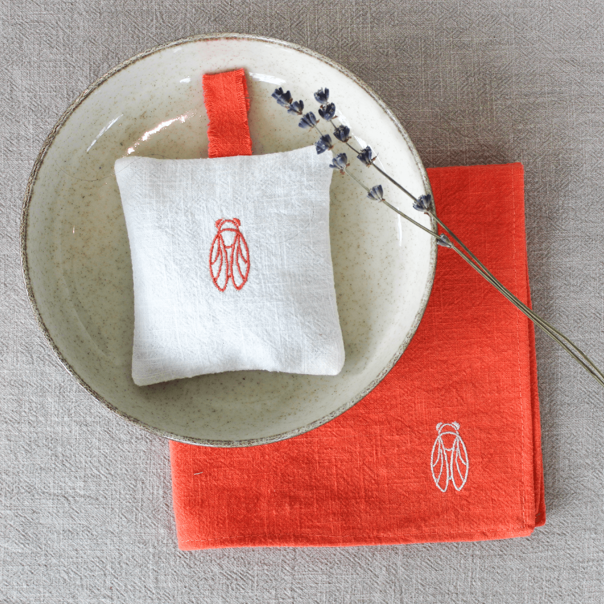 Serviette de table et sachet de lavande