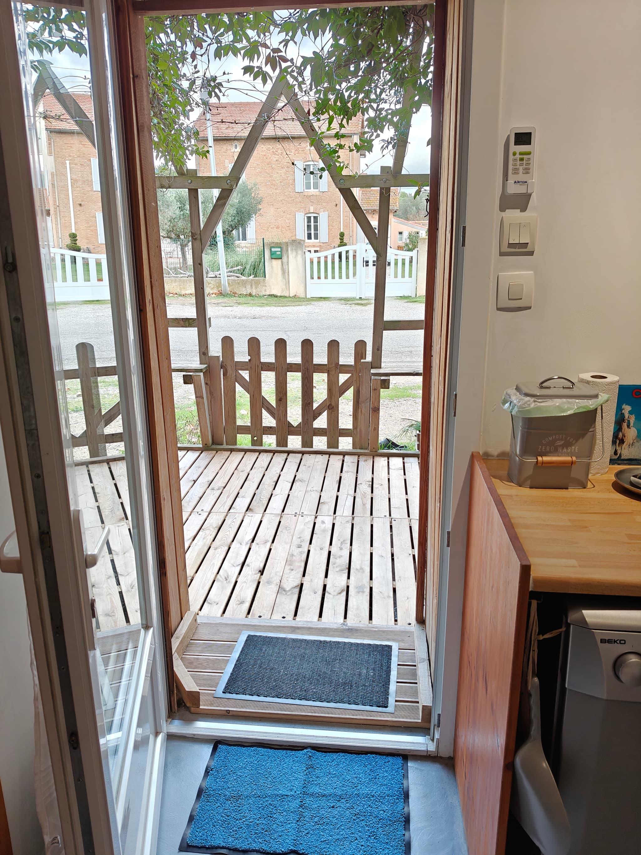 Entrée privée et terrasse en bois