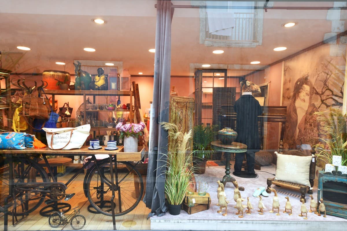 C Line B boutique vitrine