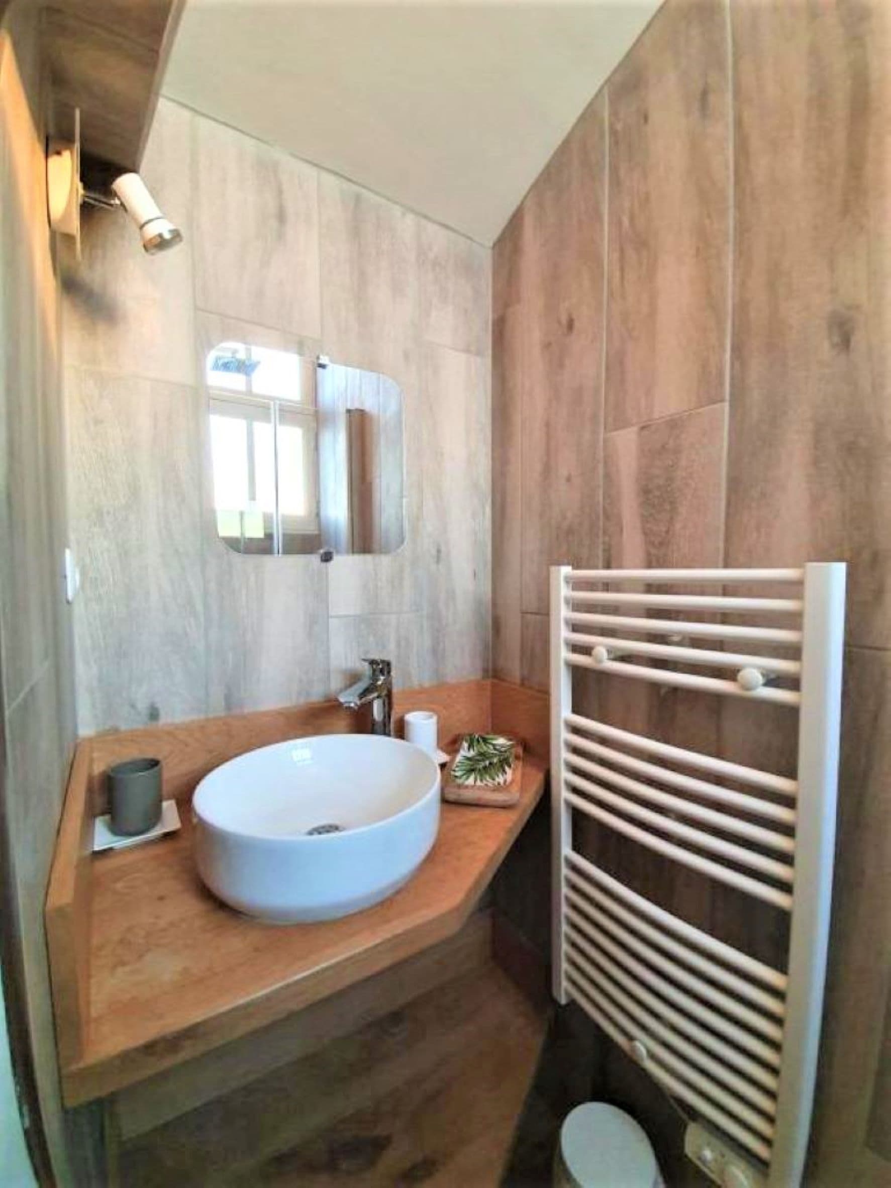 Salle de douche attenante à la chambre