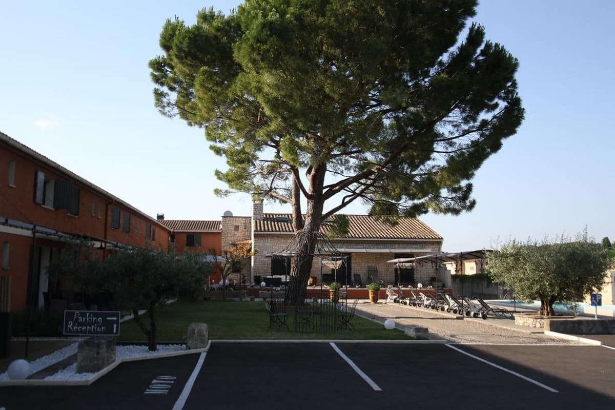 Hotel_Van_Gogh_parking_vue_batisse
