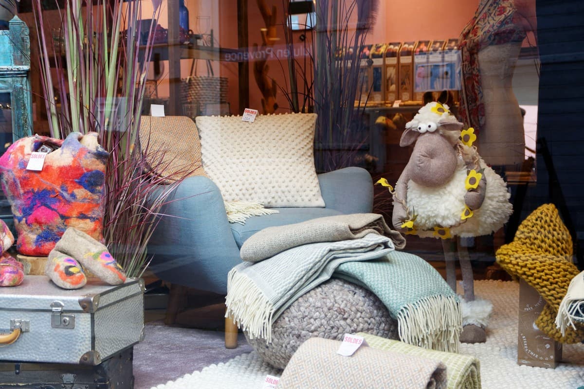 C Line B boutique vitrine
