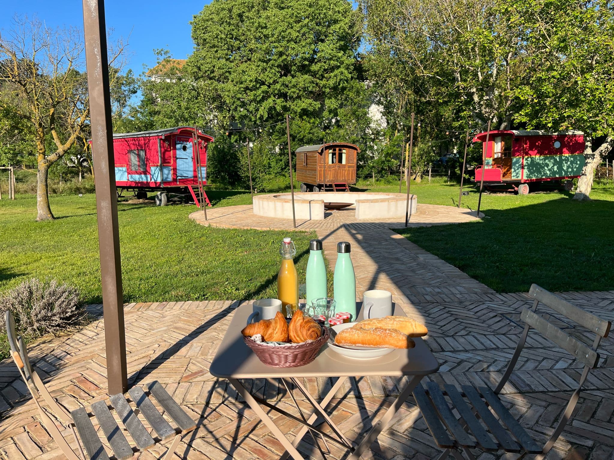 petit déjeuner en terrasse aux roulottes