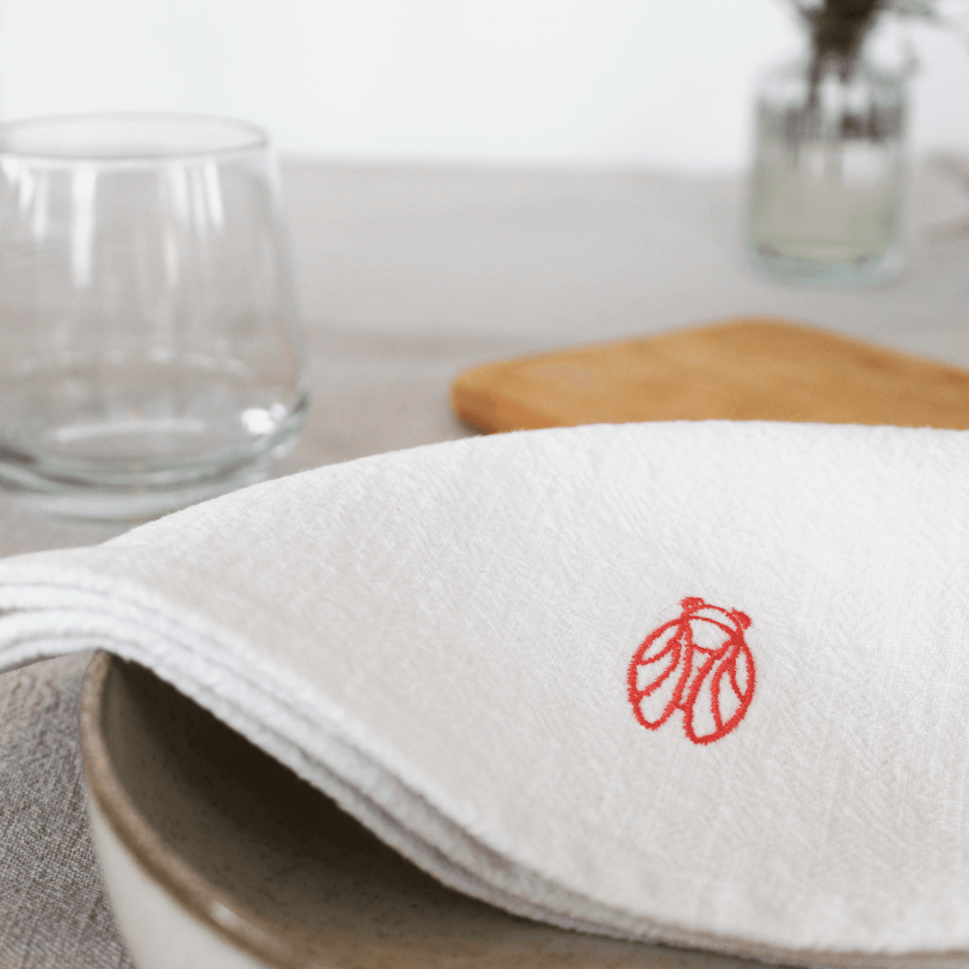 Serviette de table blanche brodée