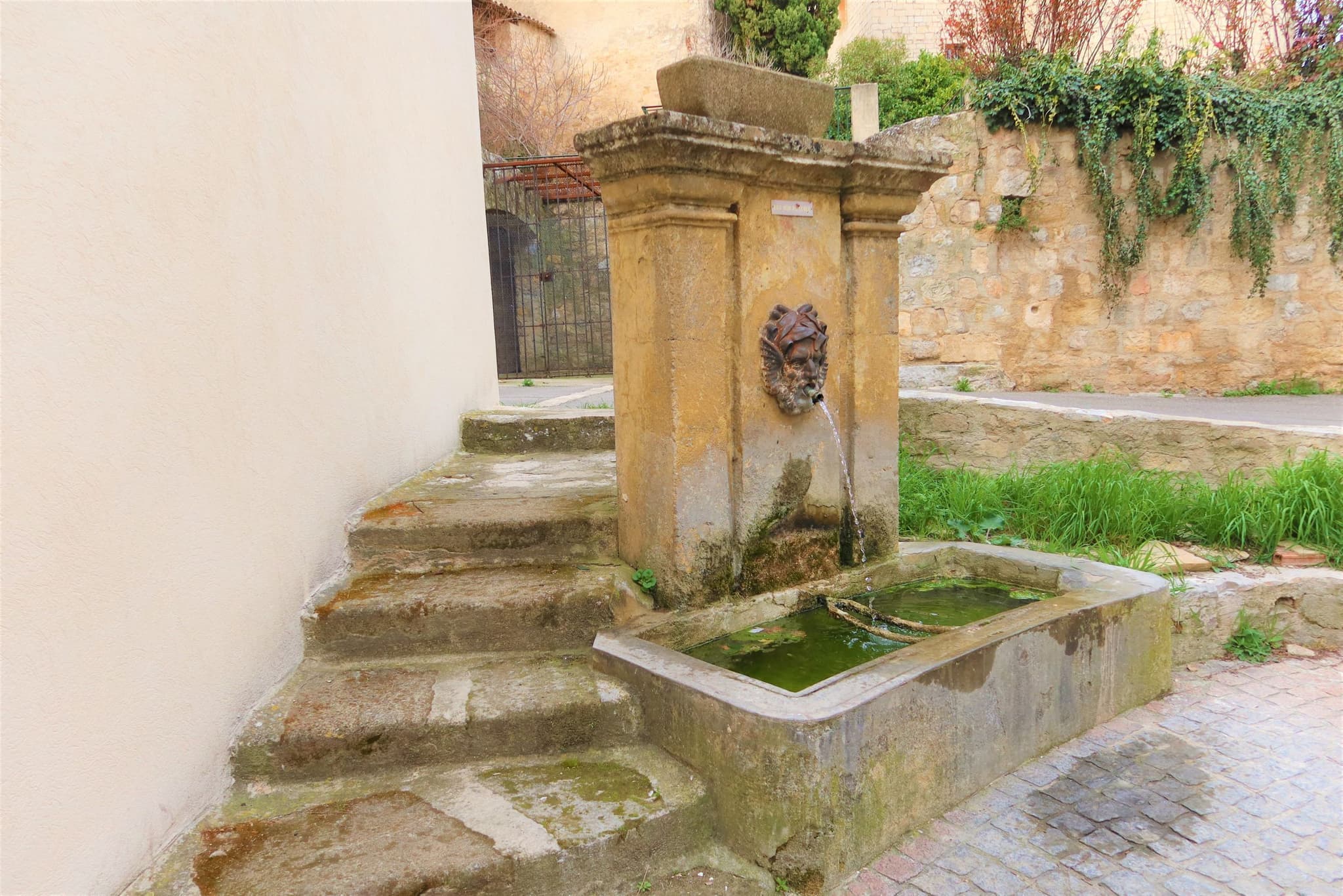 BEAUMONT-DE-PERTUIS - L'eau des fontaines et Chapelle Sainte-Croix