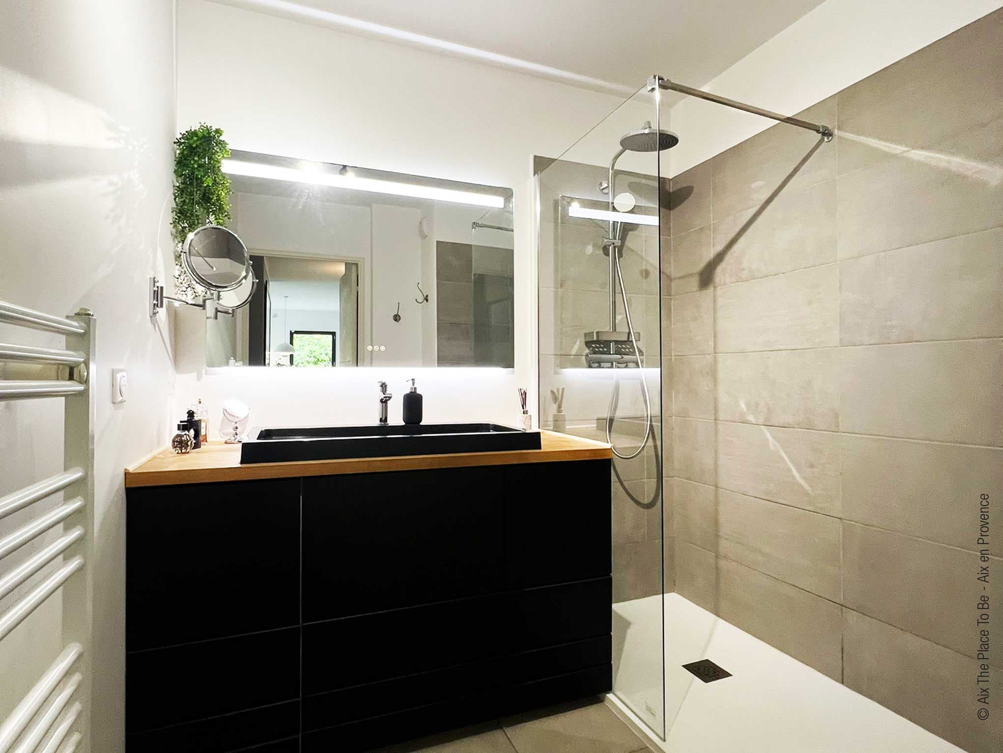 Salle de bains moderne et spacieuse