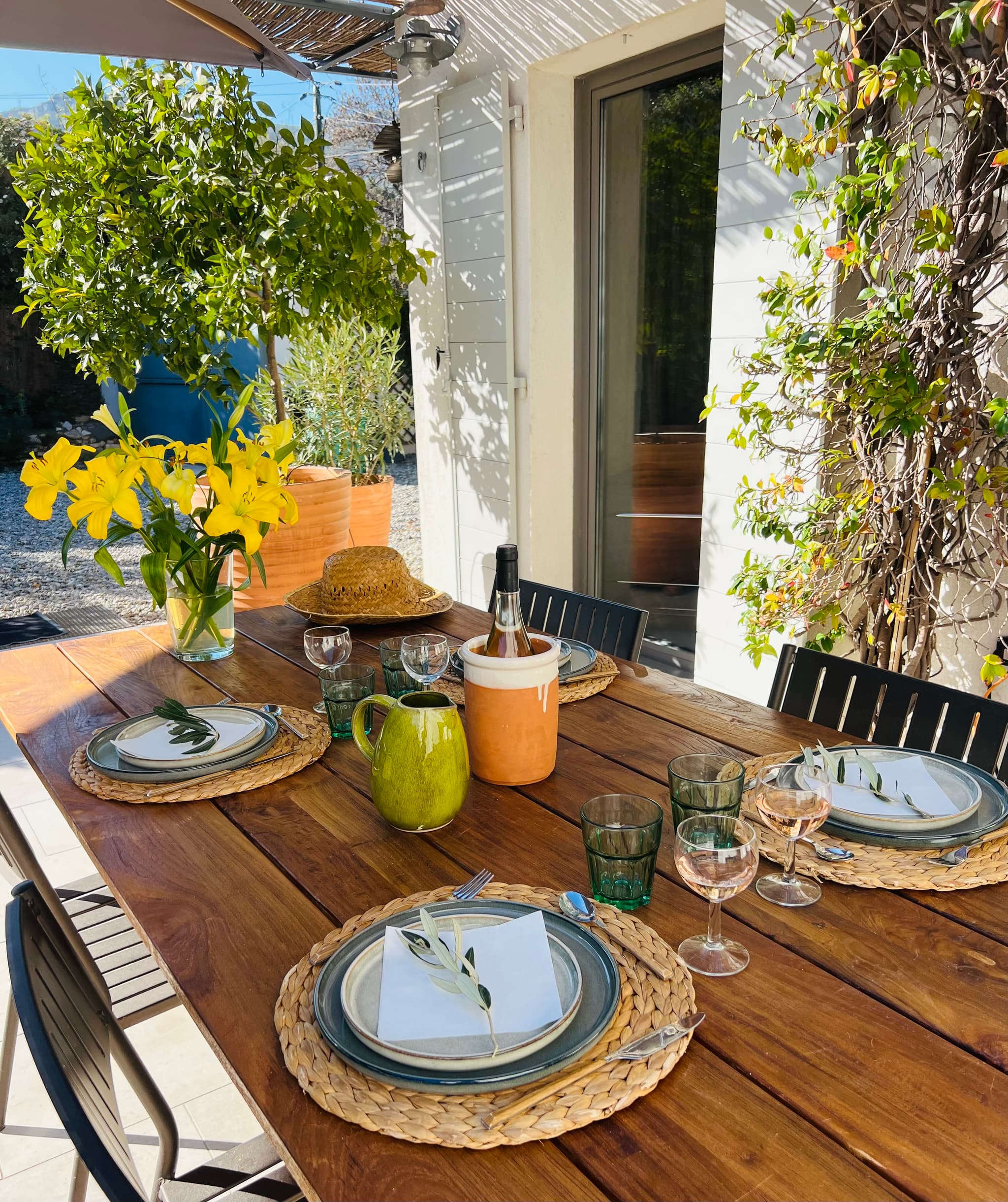 Déjeuner sur la terrasse