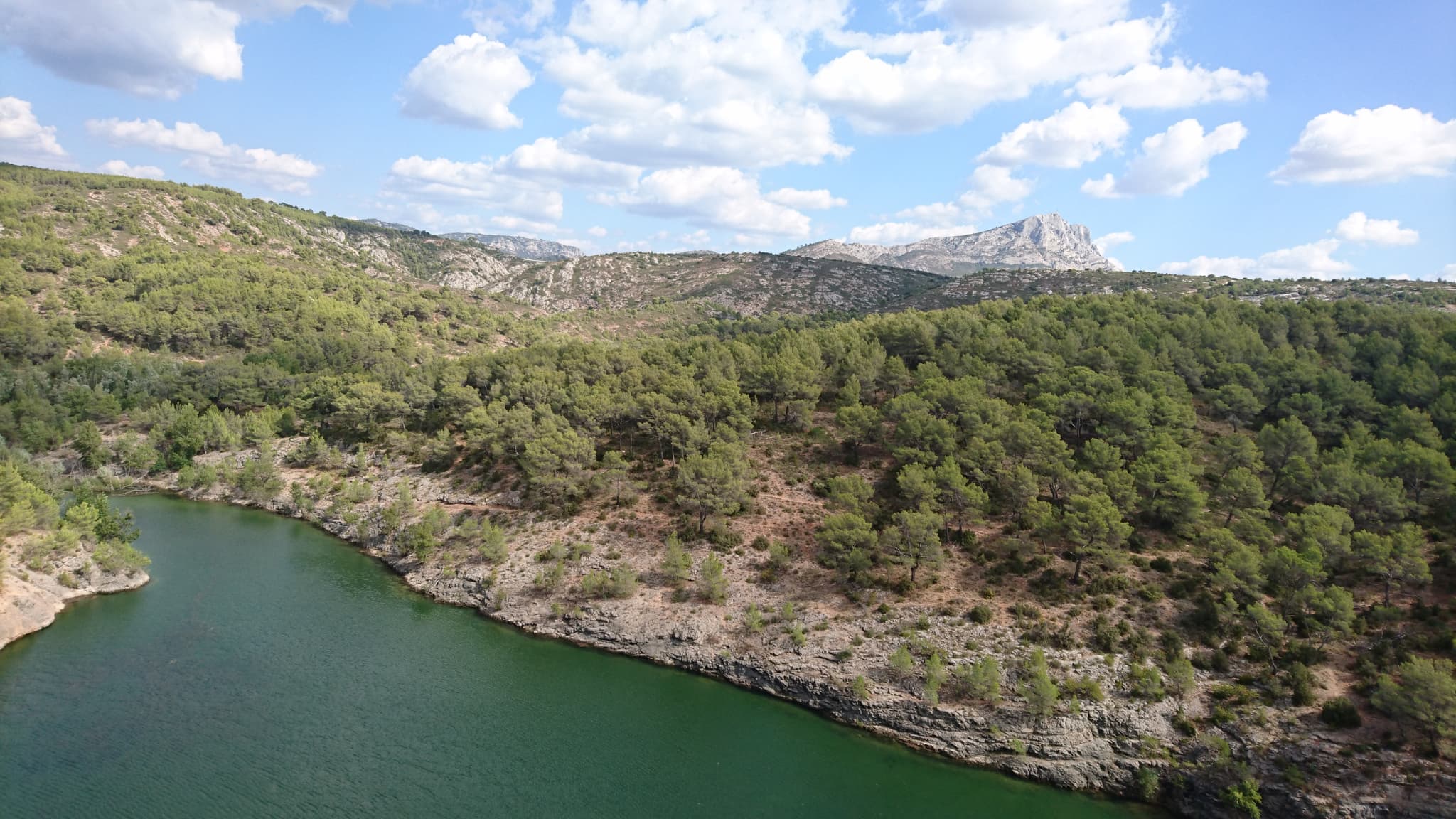 Lac Zola et Montagne Sainte Victoire