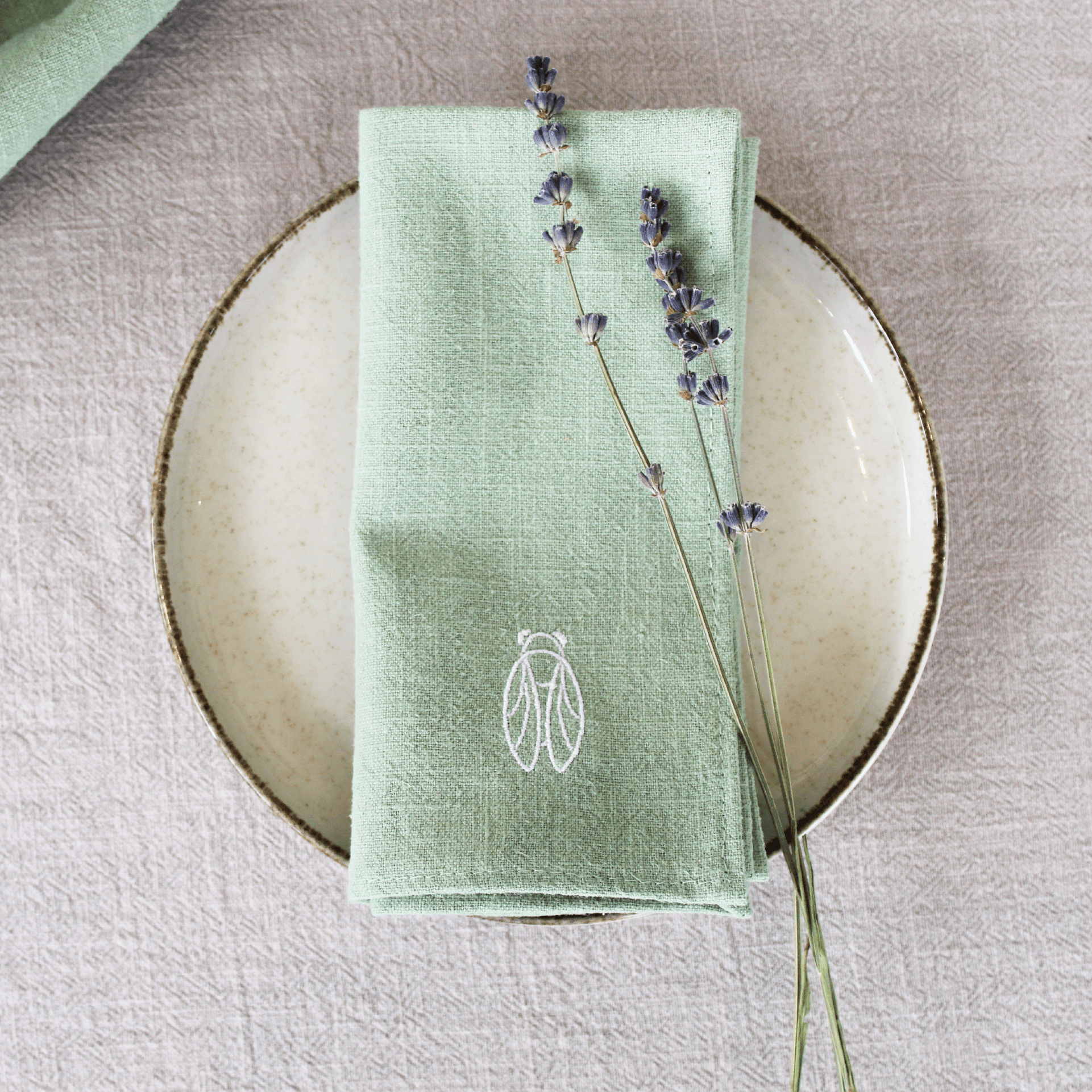 Serviette de table verte brodée