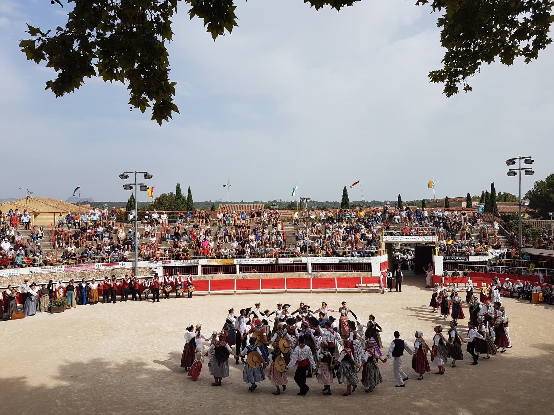 Arènes André Blanc à Mouriès Farandole sur la piste