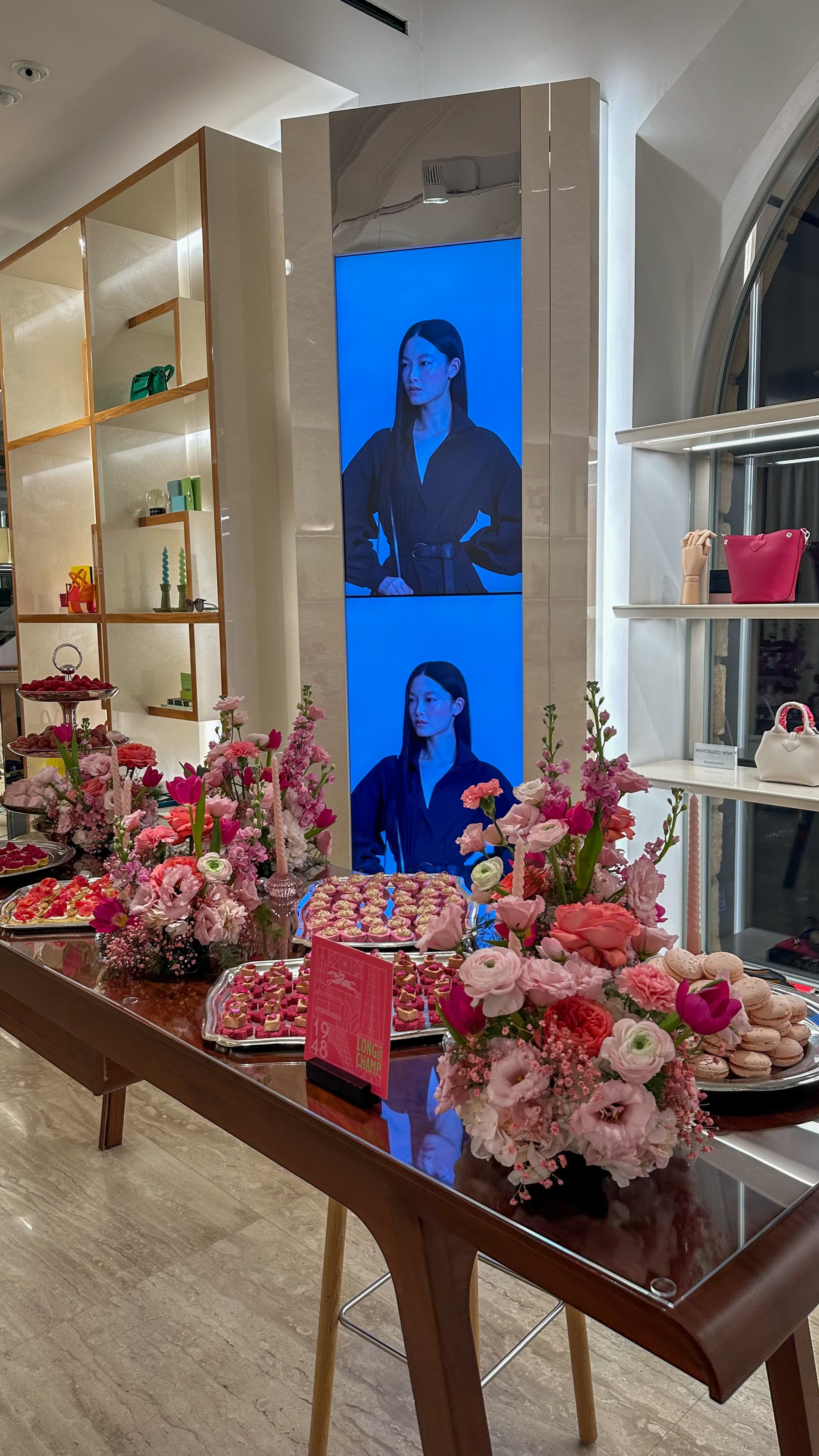 Buffet cocktail avec décoration florale