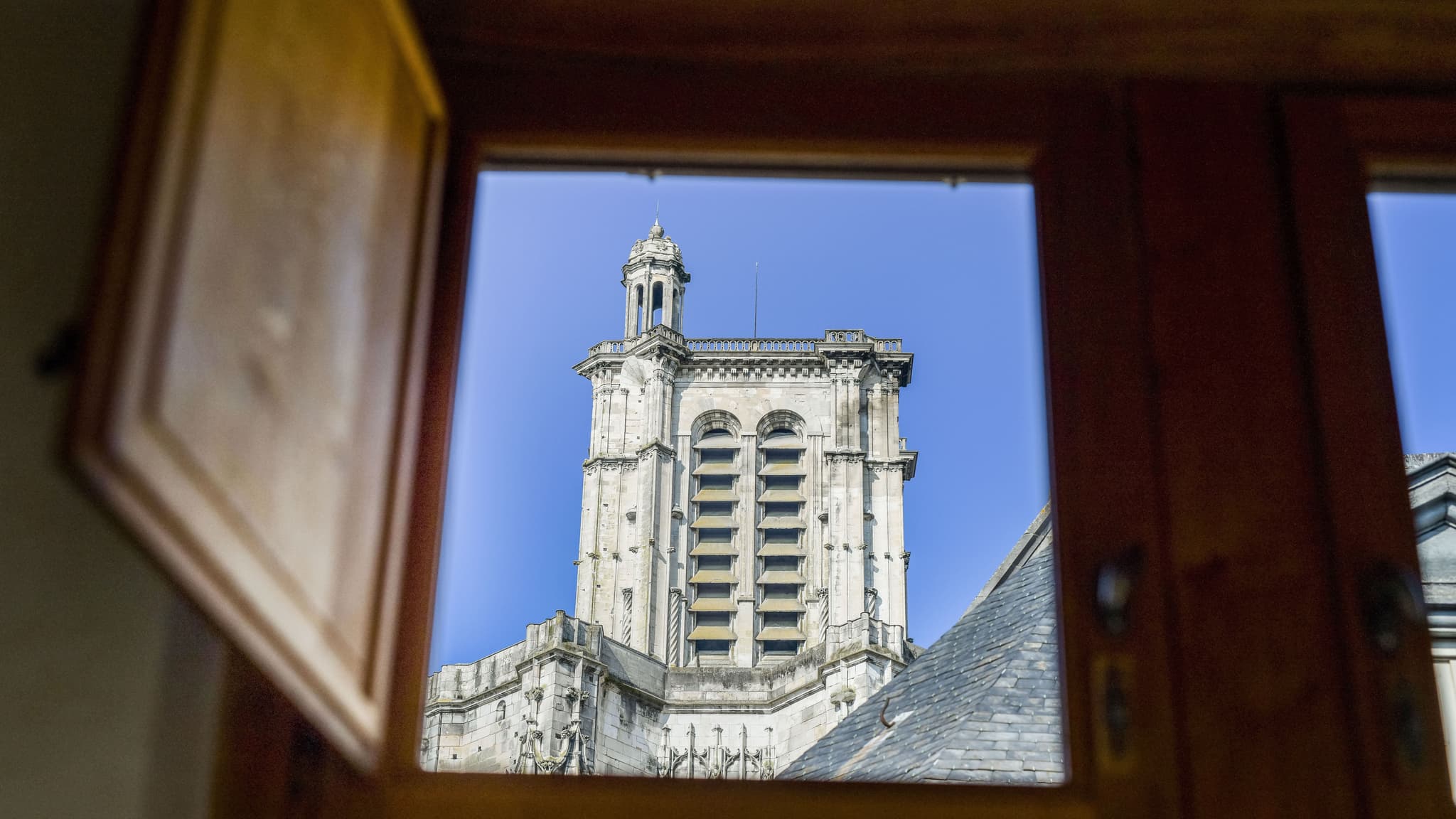 Maison de Rhodes - Vue tour de la Cathédrale.jpg