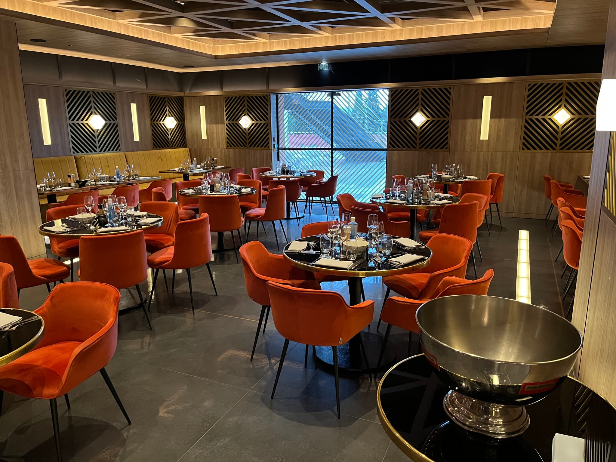 Salle du restaurant vue terrasse