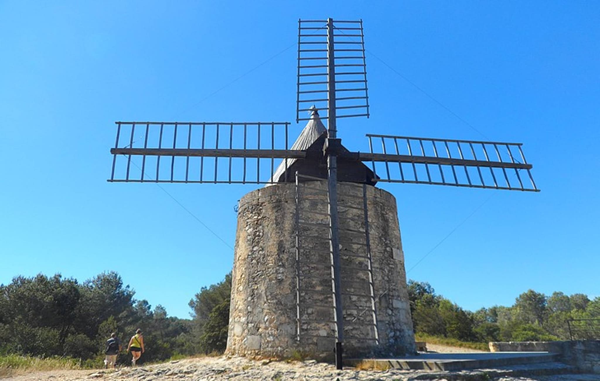 FONTVIEILLE - Le sentier des Moulins de Daudet