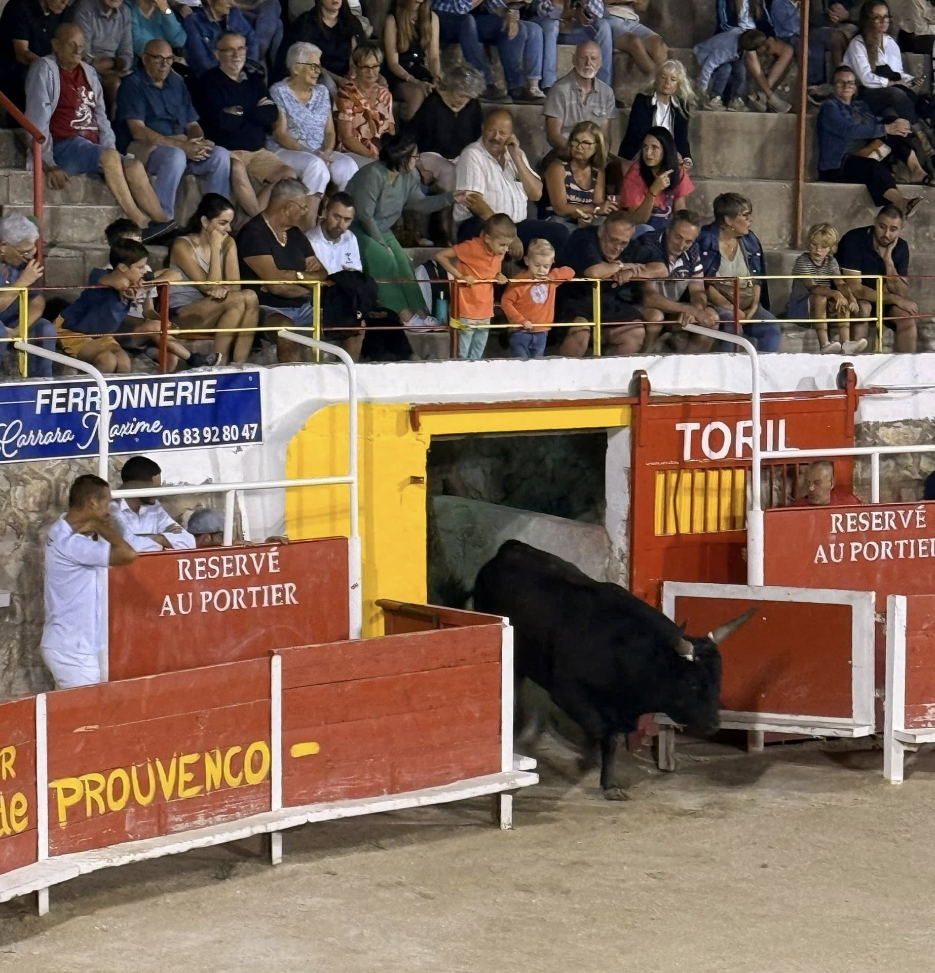 Arènes André Blanc à Mouriès Taureau sortant du toril