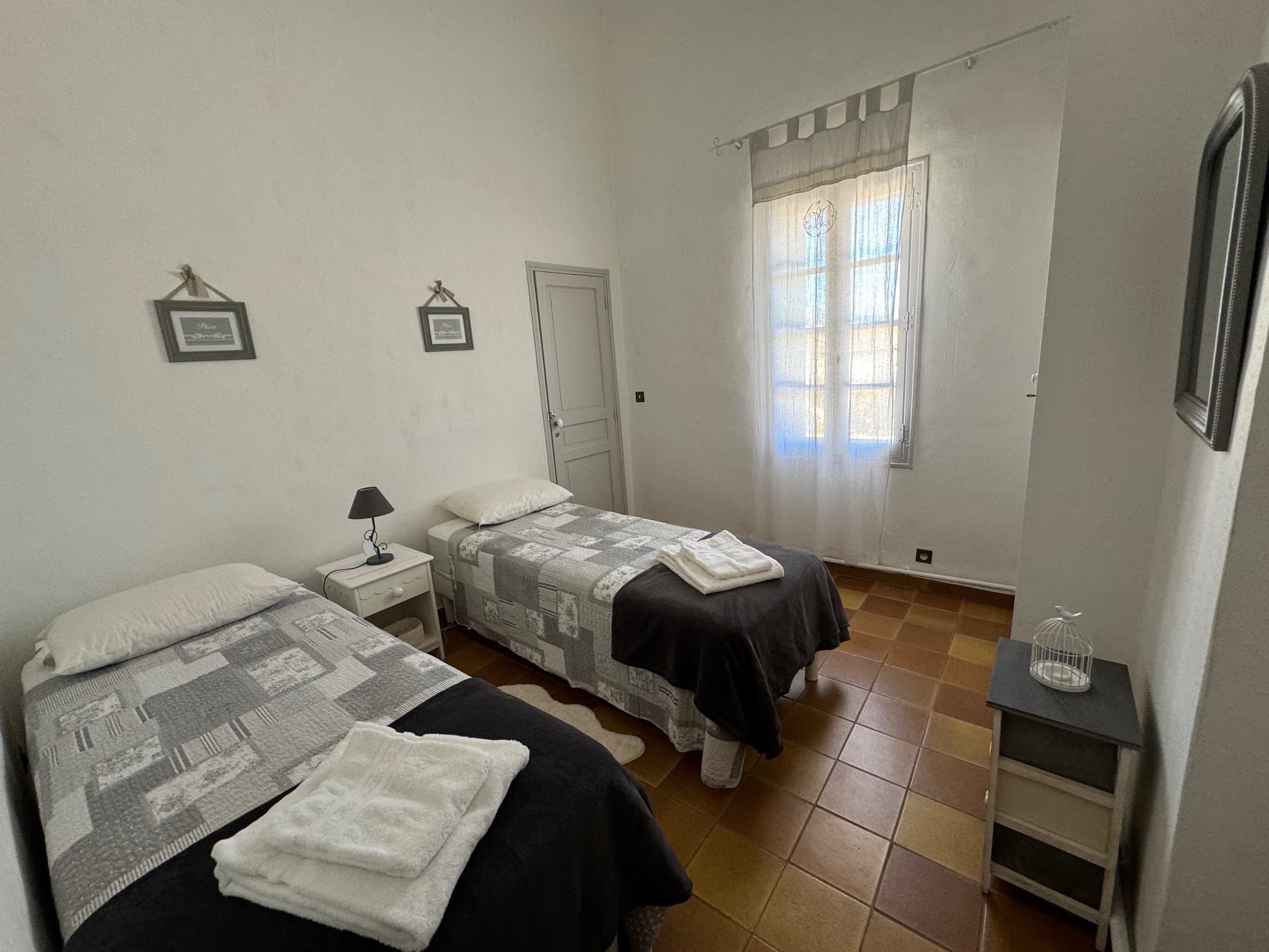 Petite chambre grise