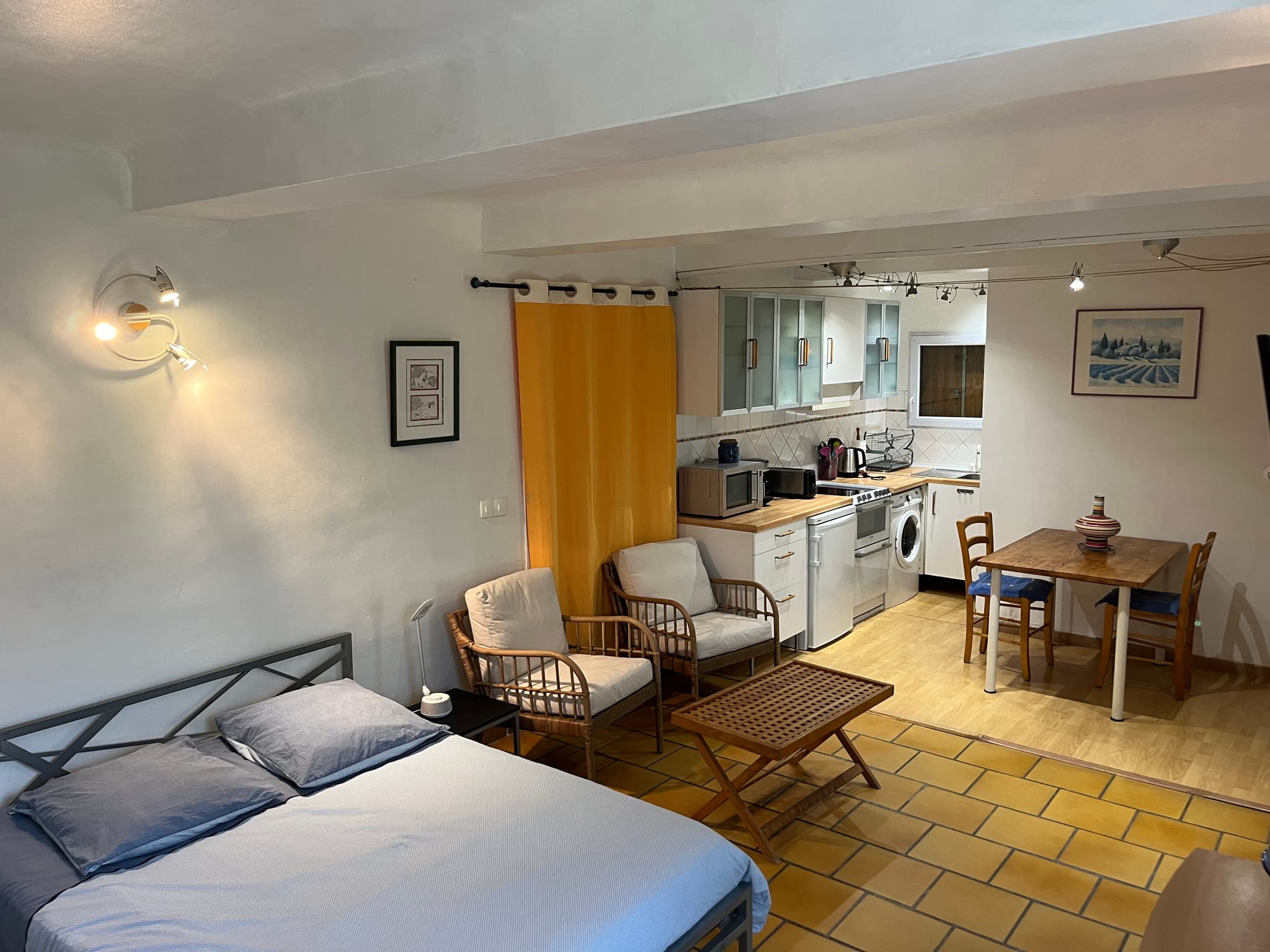 Lit, coins salon et cuisine