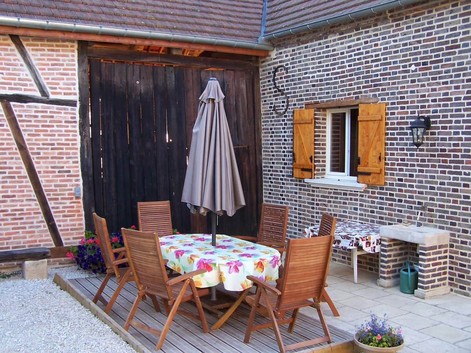 La terrasse et son salon de jardin