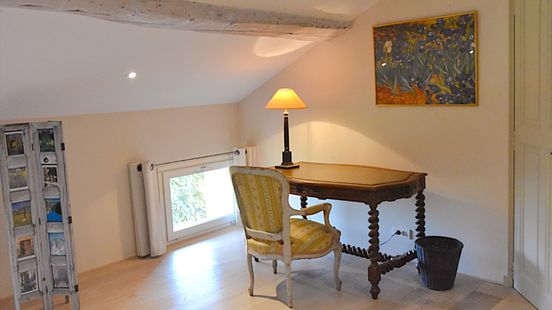 Bureau dans la chambre