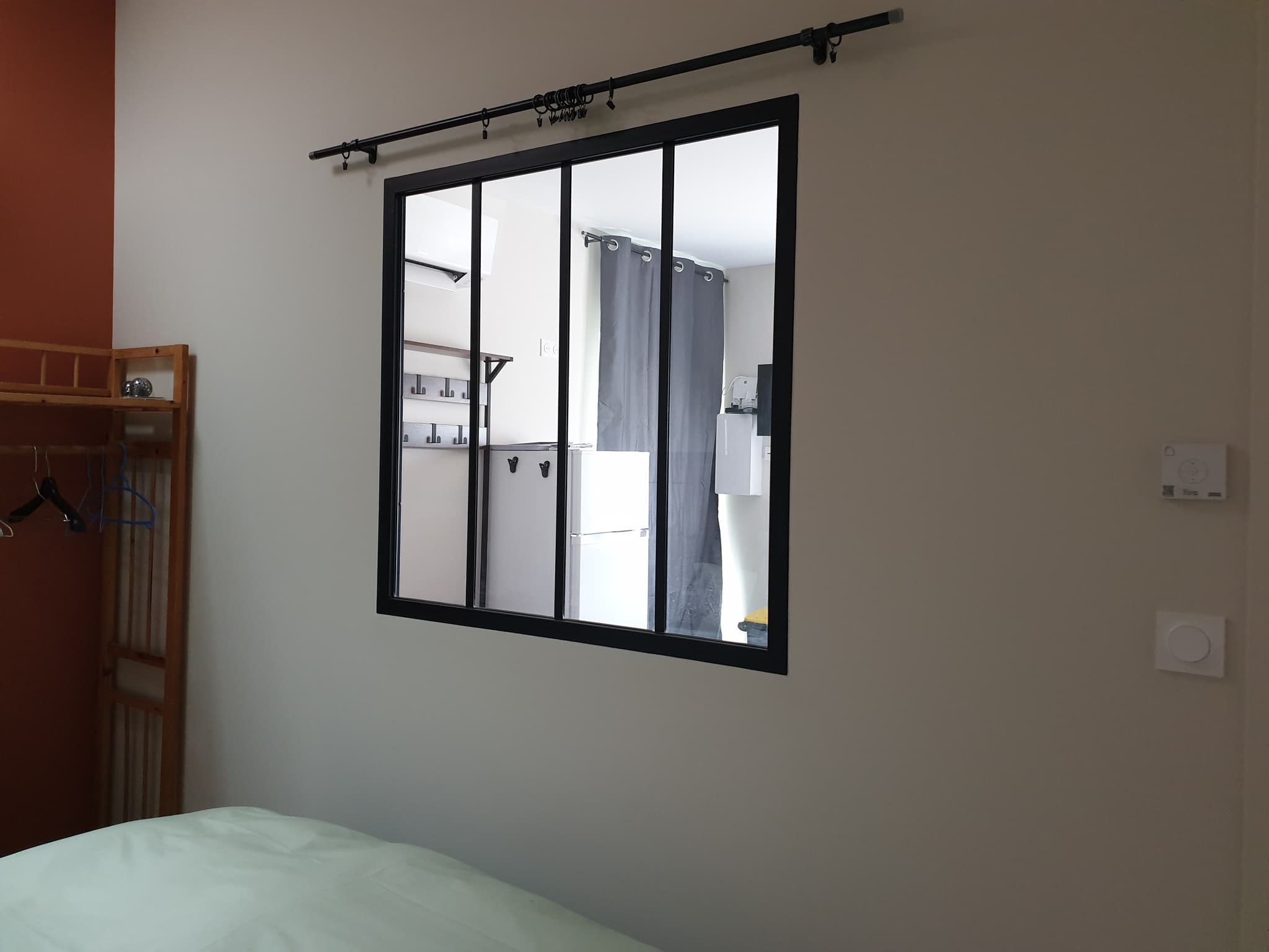 vue de la chambre vers pièce entrée
