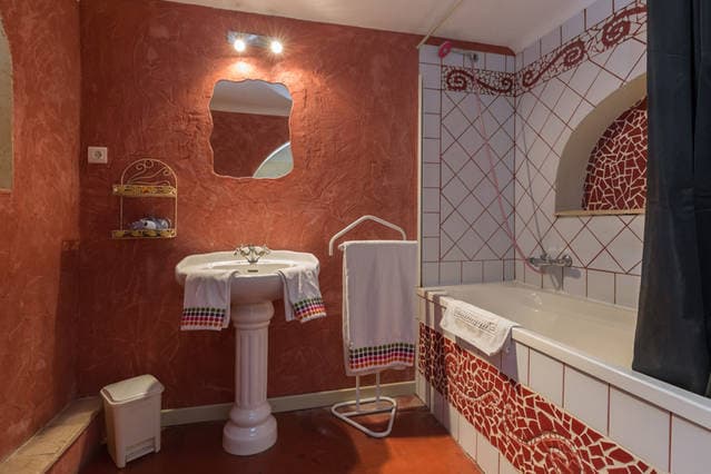 Salle de bain avec baignoire