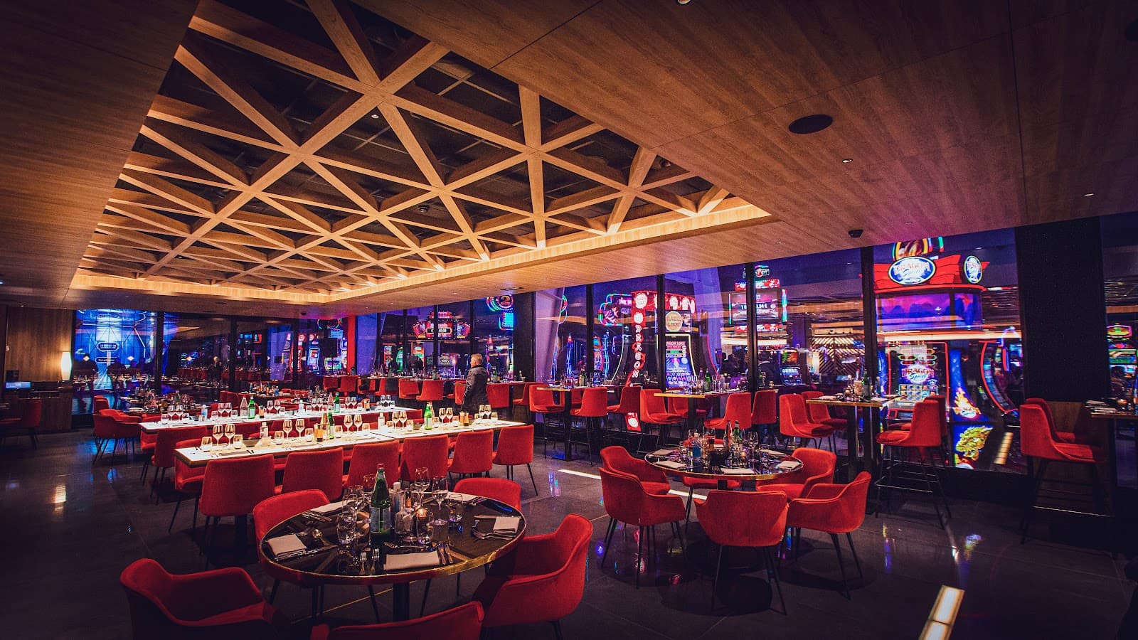 Salle du restaurant donnant sur les machines à sous
