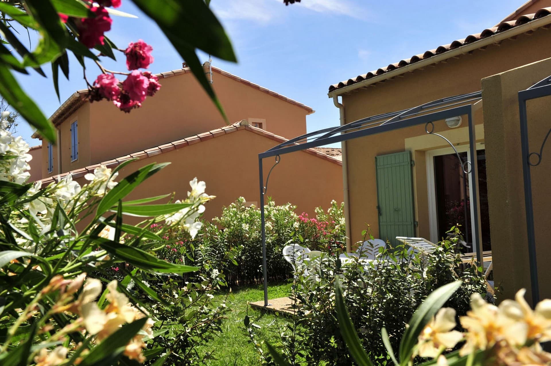 Résidence Goélia Le Mas des Arènes Mouriès terrasse