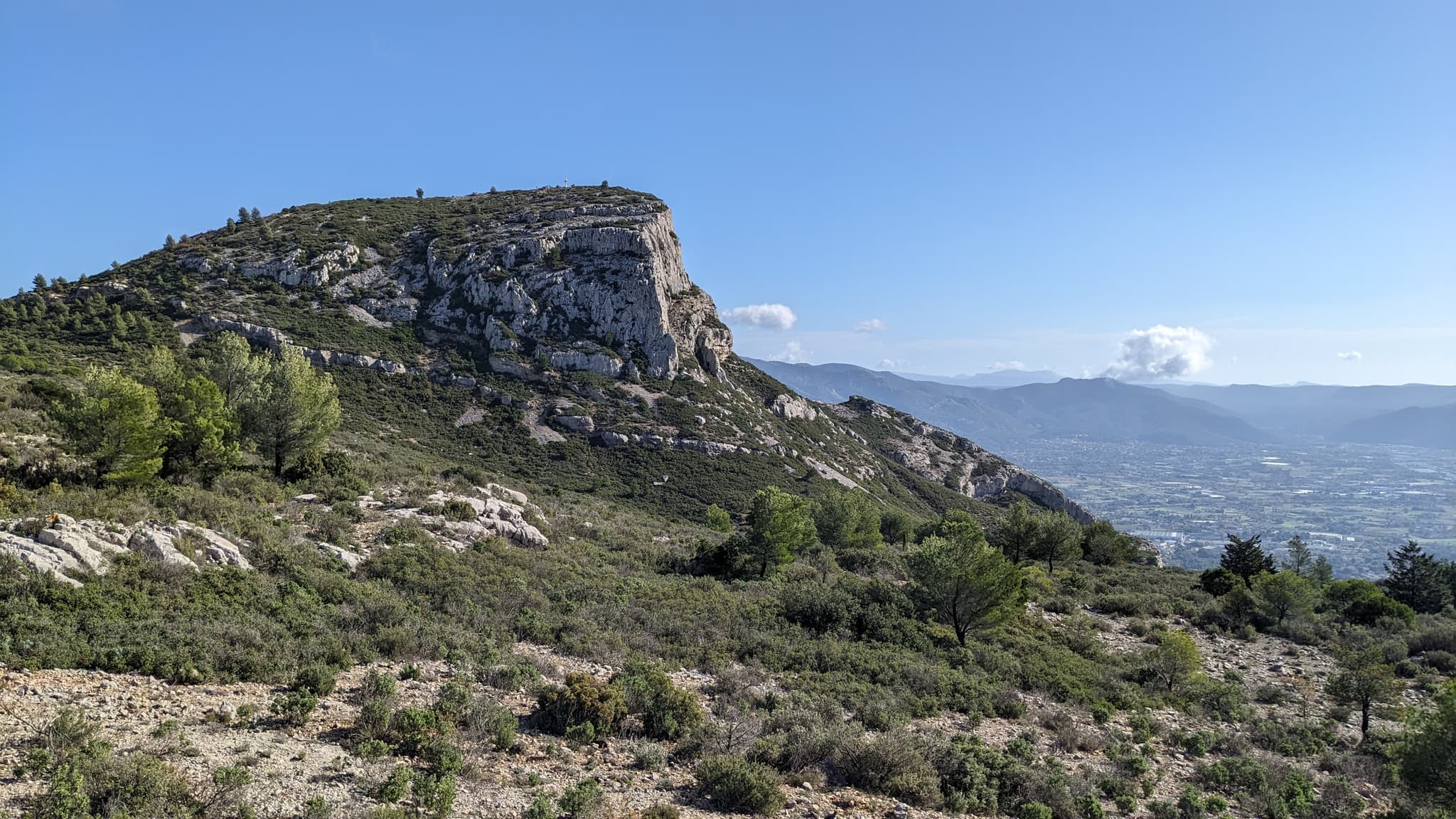 vue sur le sommet du Garlaban