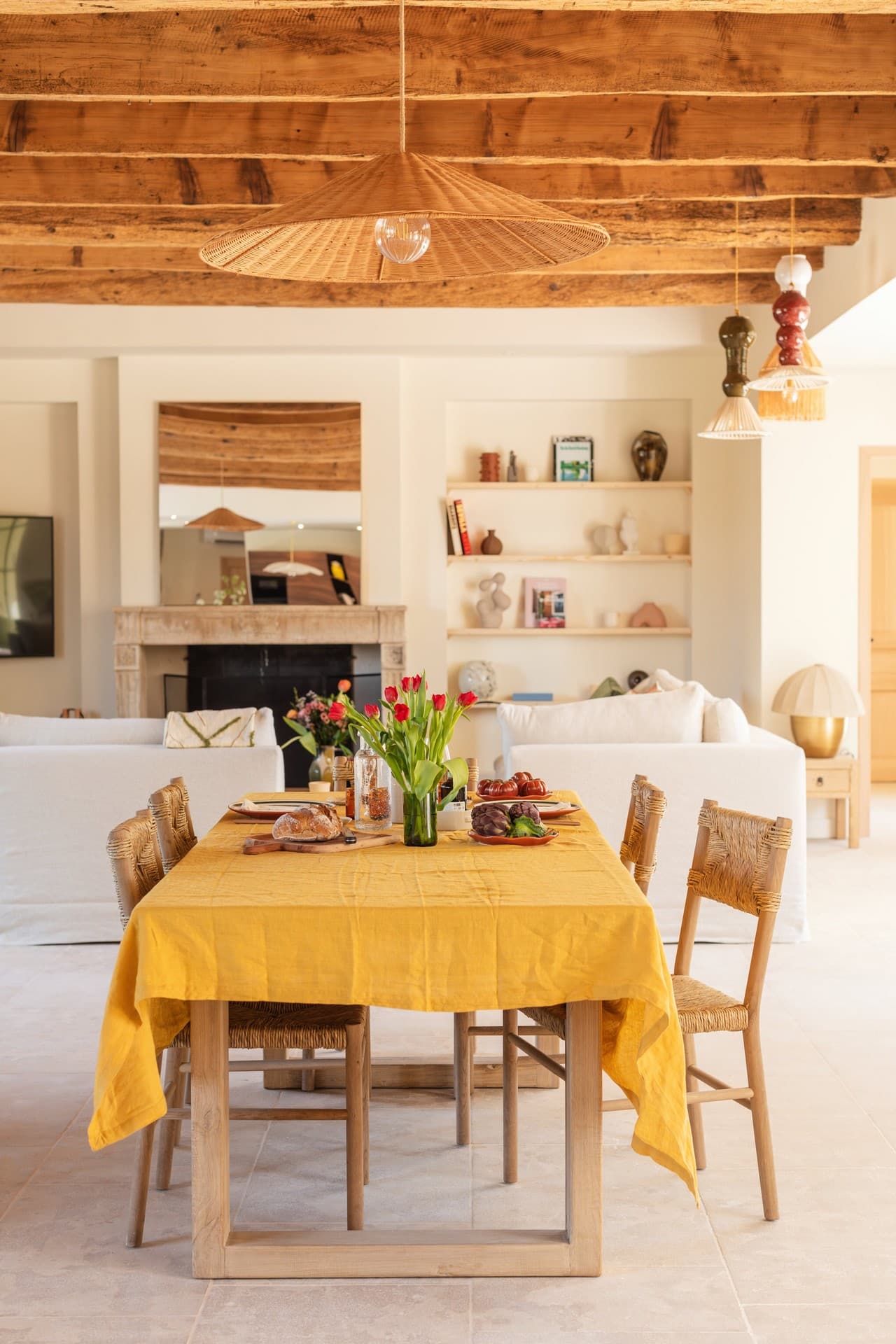 Chambres d'hôtes Mas de l'Étoile - Domaine Jòlibois à Aureille Salle à manger et salon