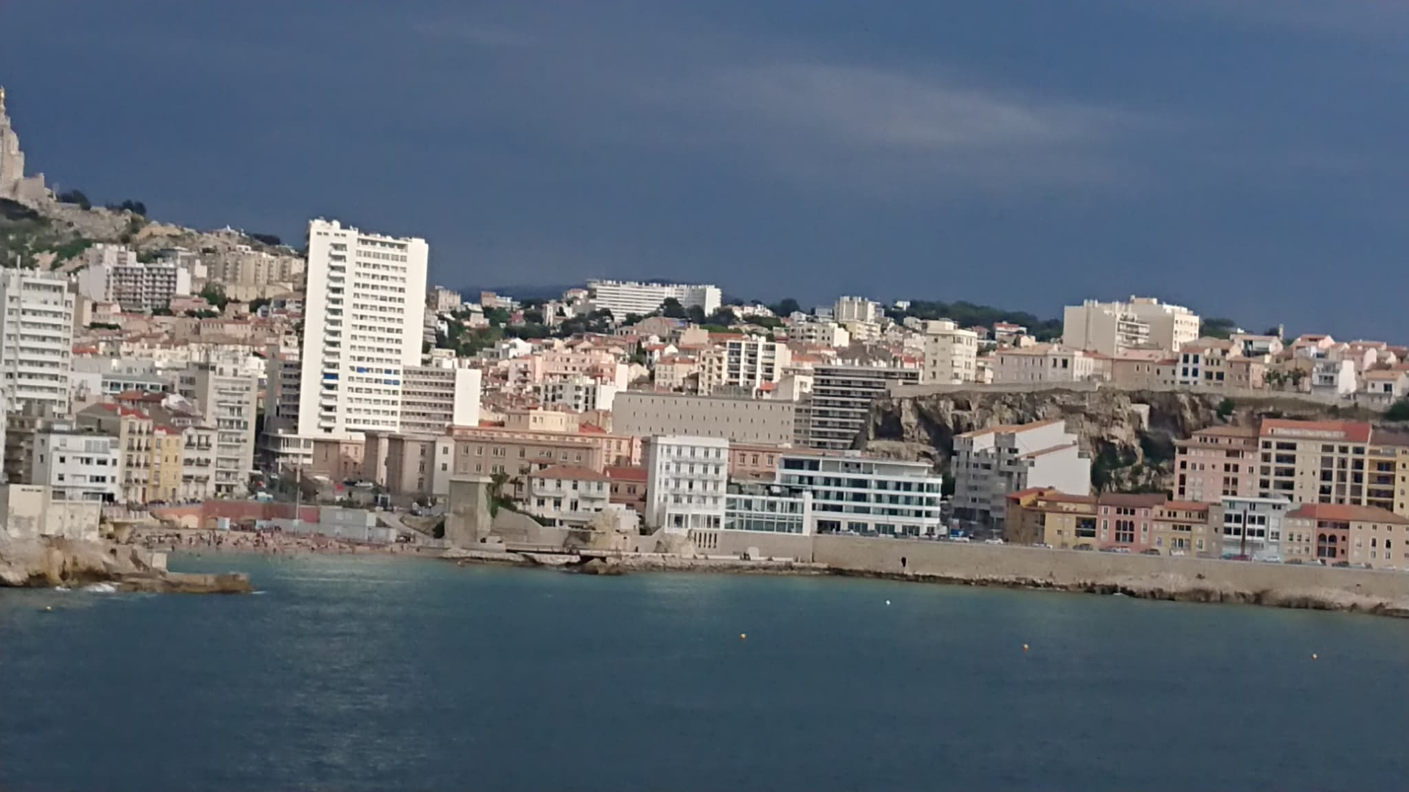 Plage et quartier des Catalans Marseille