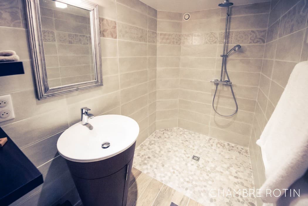 SDB chambre rotin.jpg