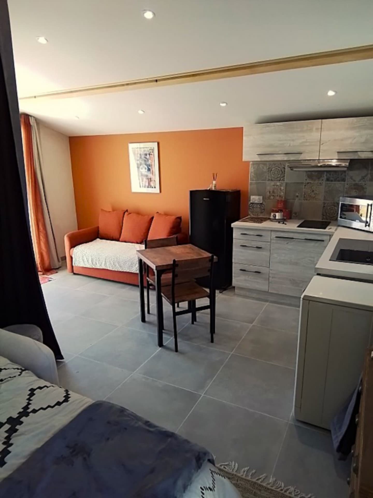 Gîte Kalimera à Mouriès Vue d'ensemble salon cuisine