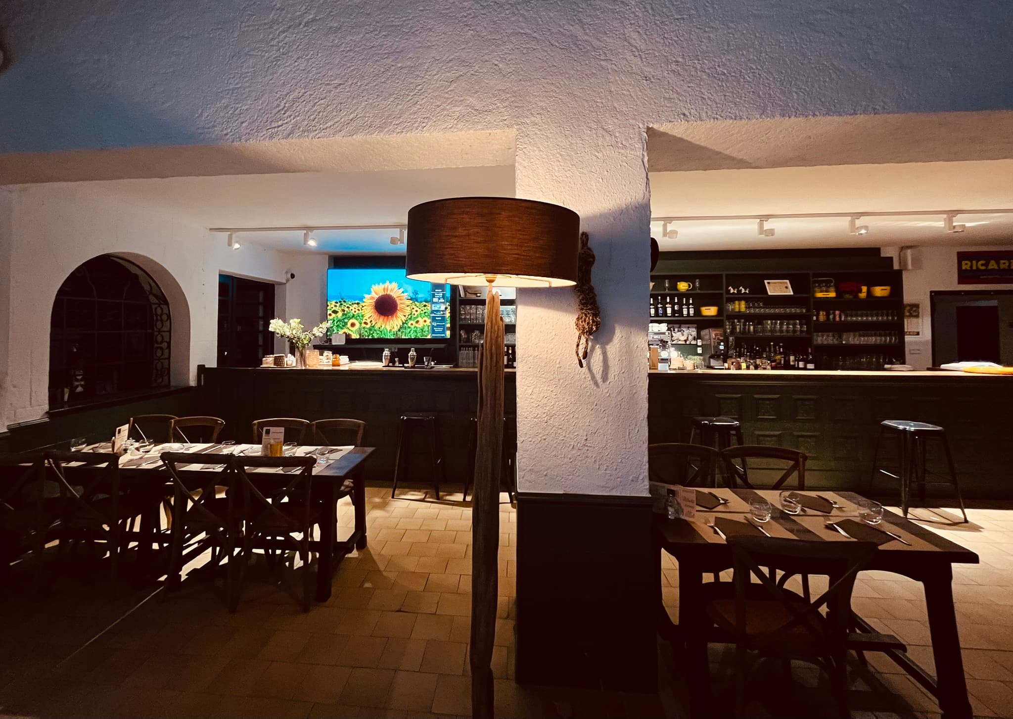 un soir au comptoir de la Bergerie de Méjanes