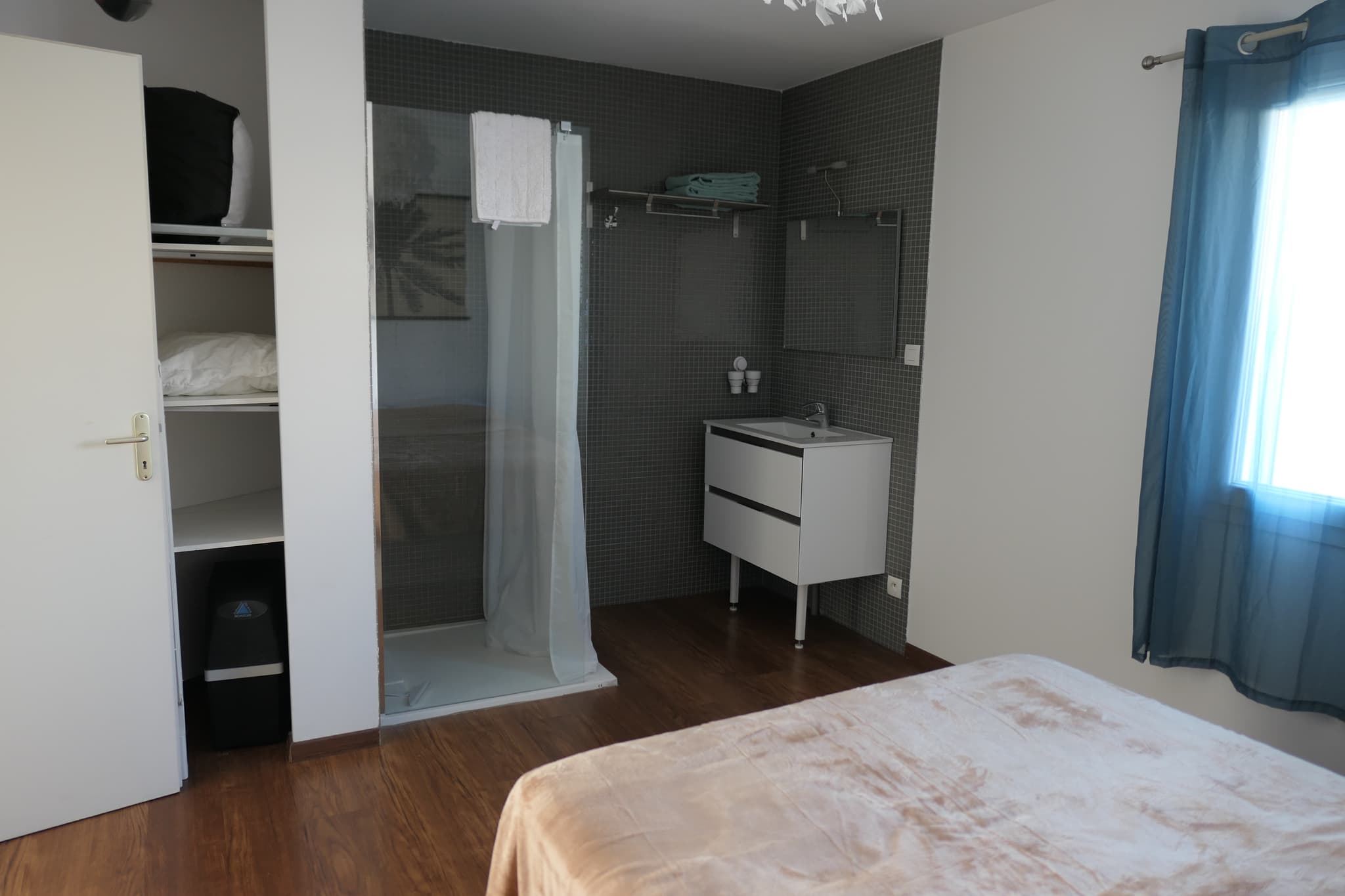 Salle d'eau dans la chambre