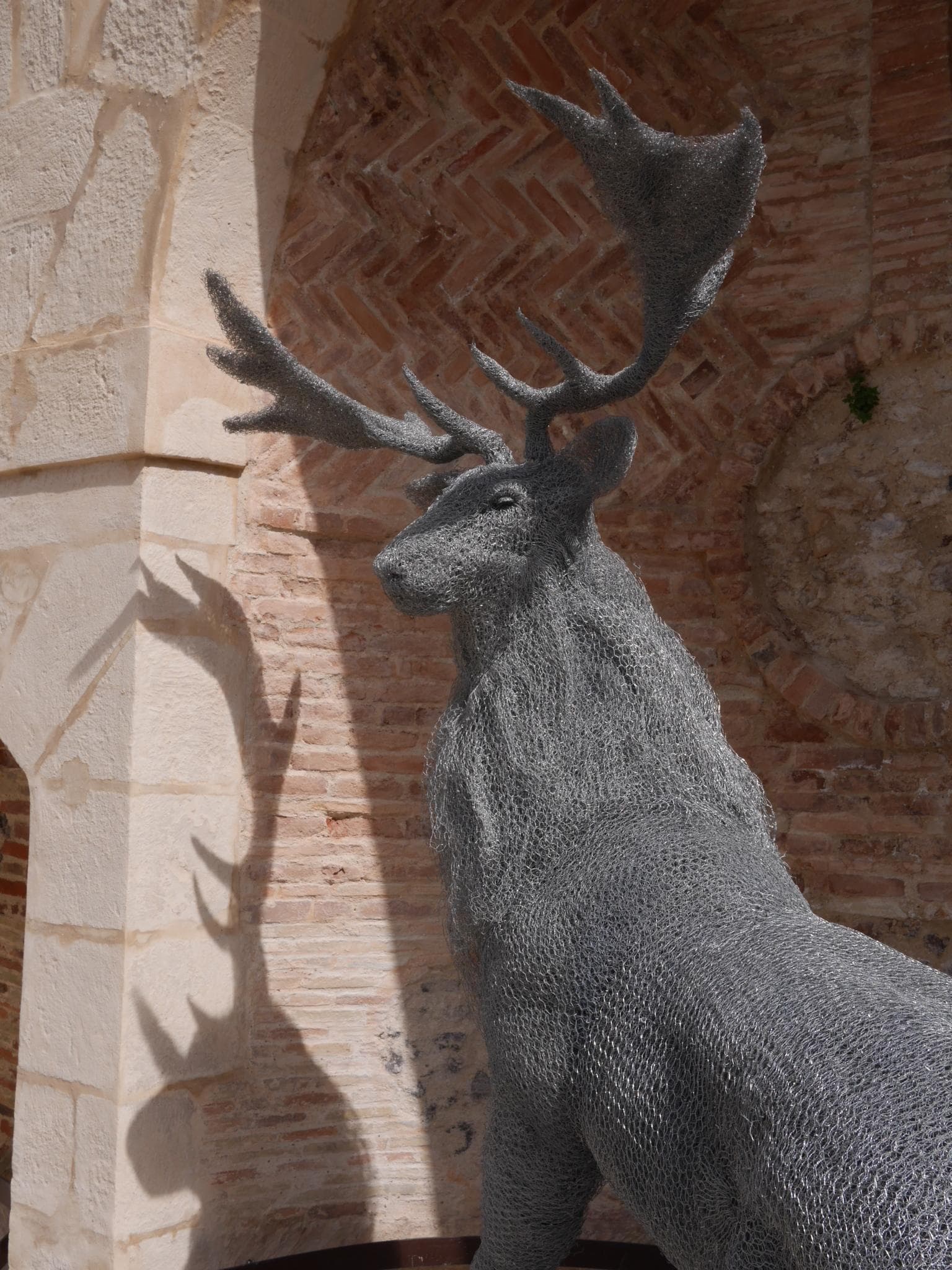 Cerf, sculpture en grillage, taille réelle