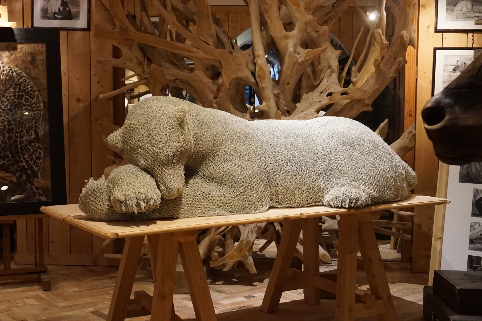 Ours polaire, sculpture en grillage