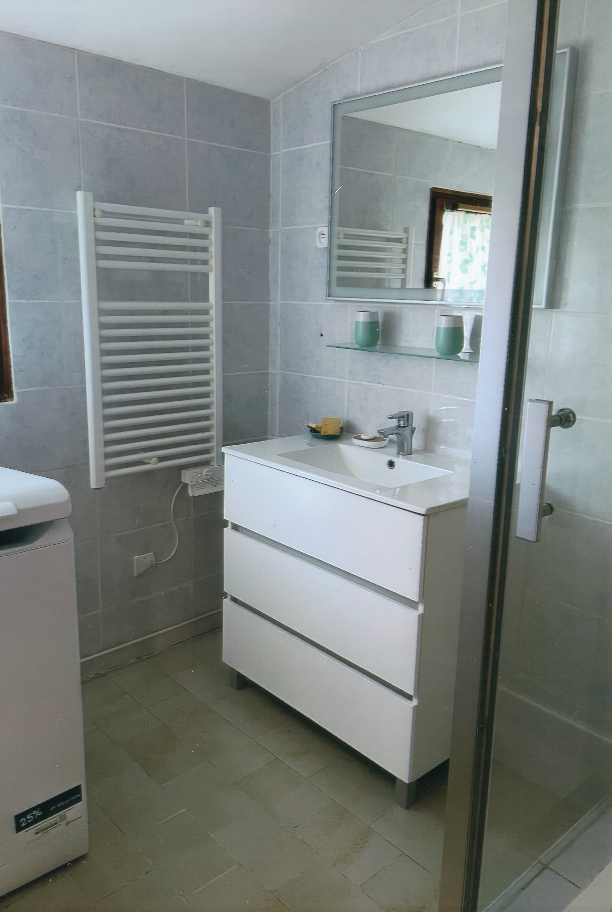 salle de bain avec douche