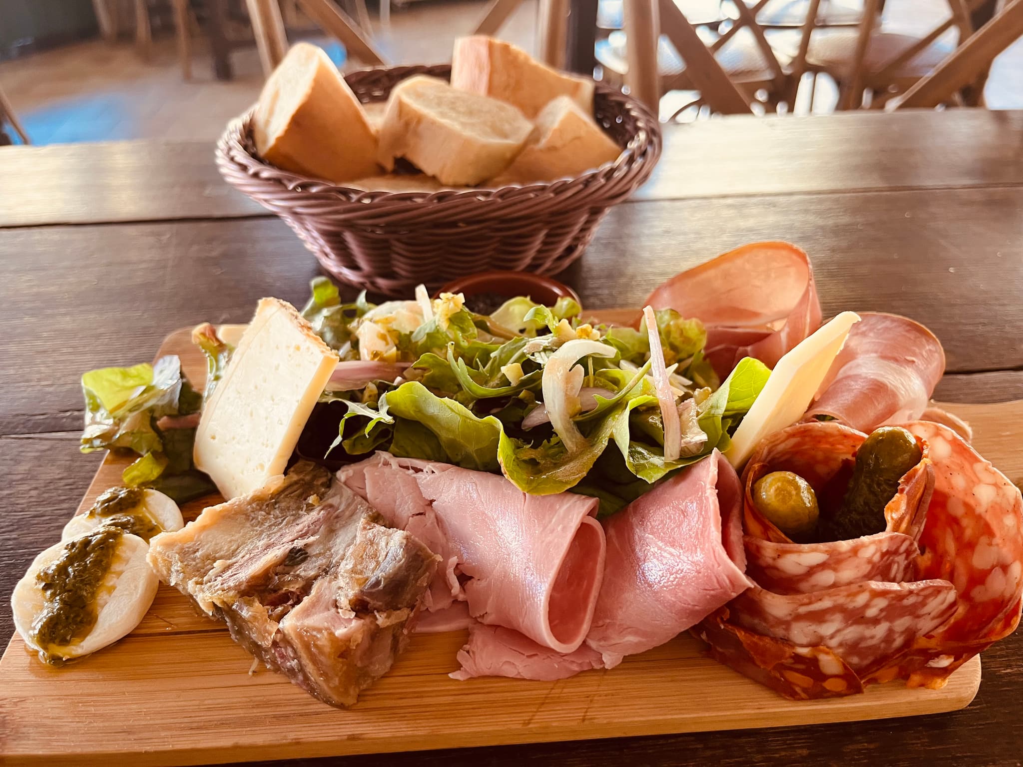 une planche charcuterie/ fromage