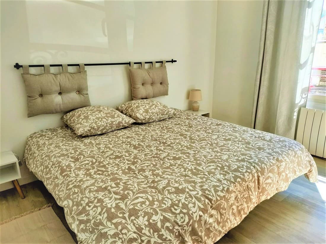 chambre avec drap housse marron.jpg