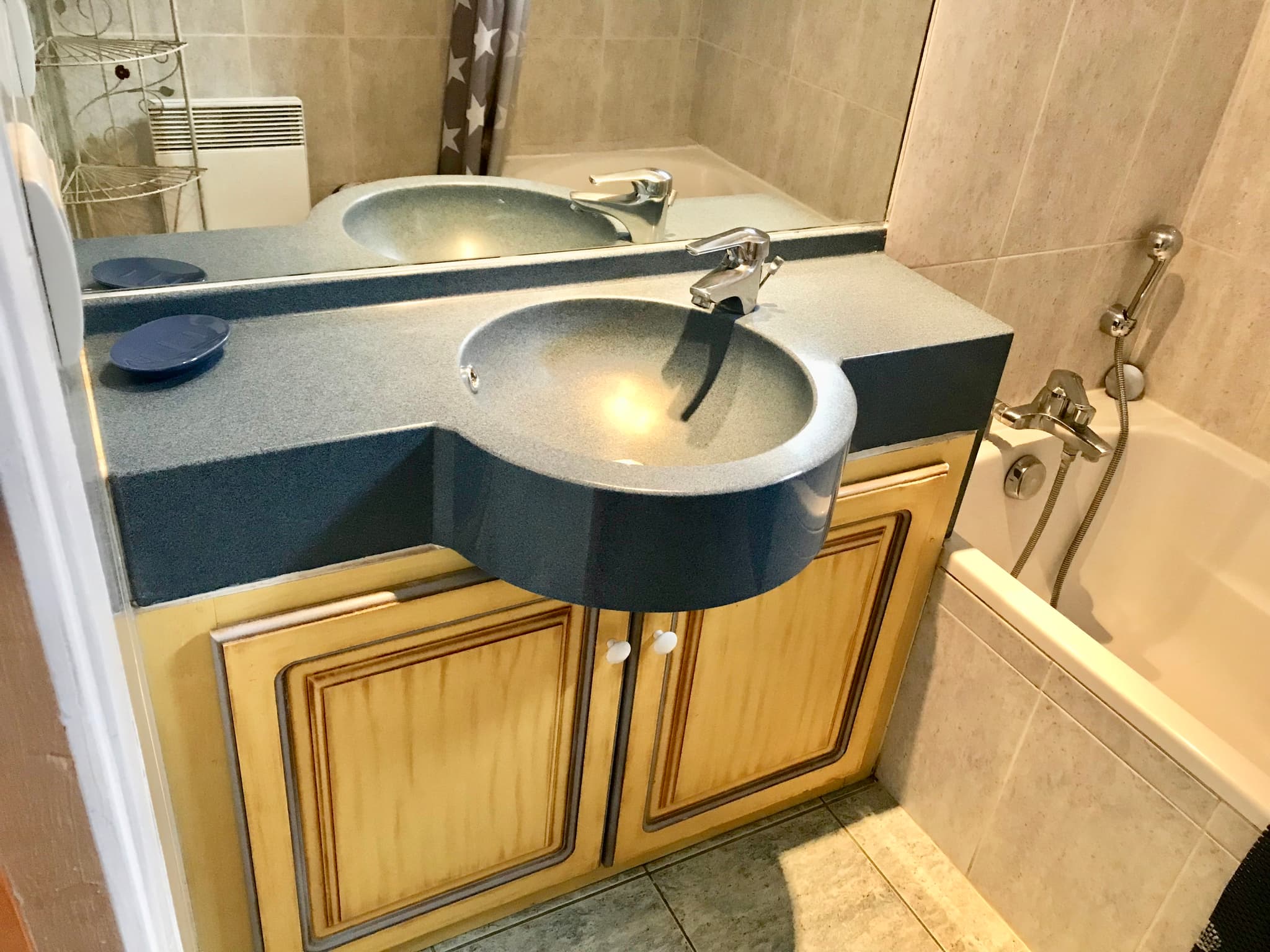 Une partie salle de bain