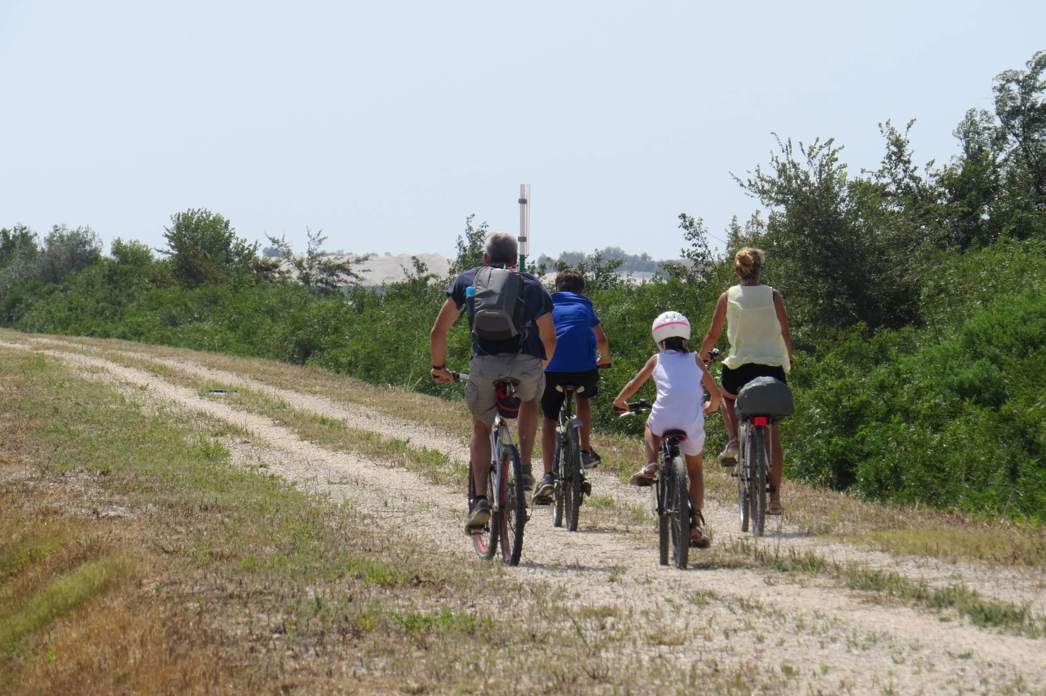 SALIN-DE-GIRAUD - PORT-SAINT-LOUIS - Sur les rives du Rhône à vélo