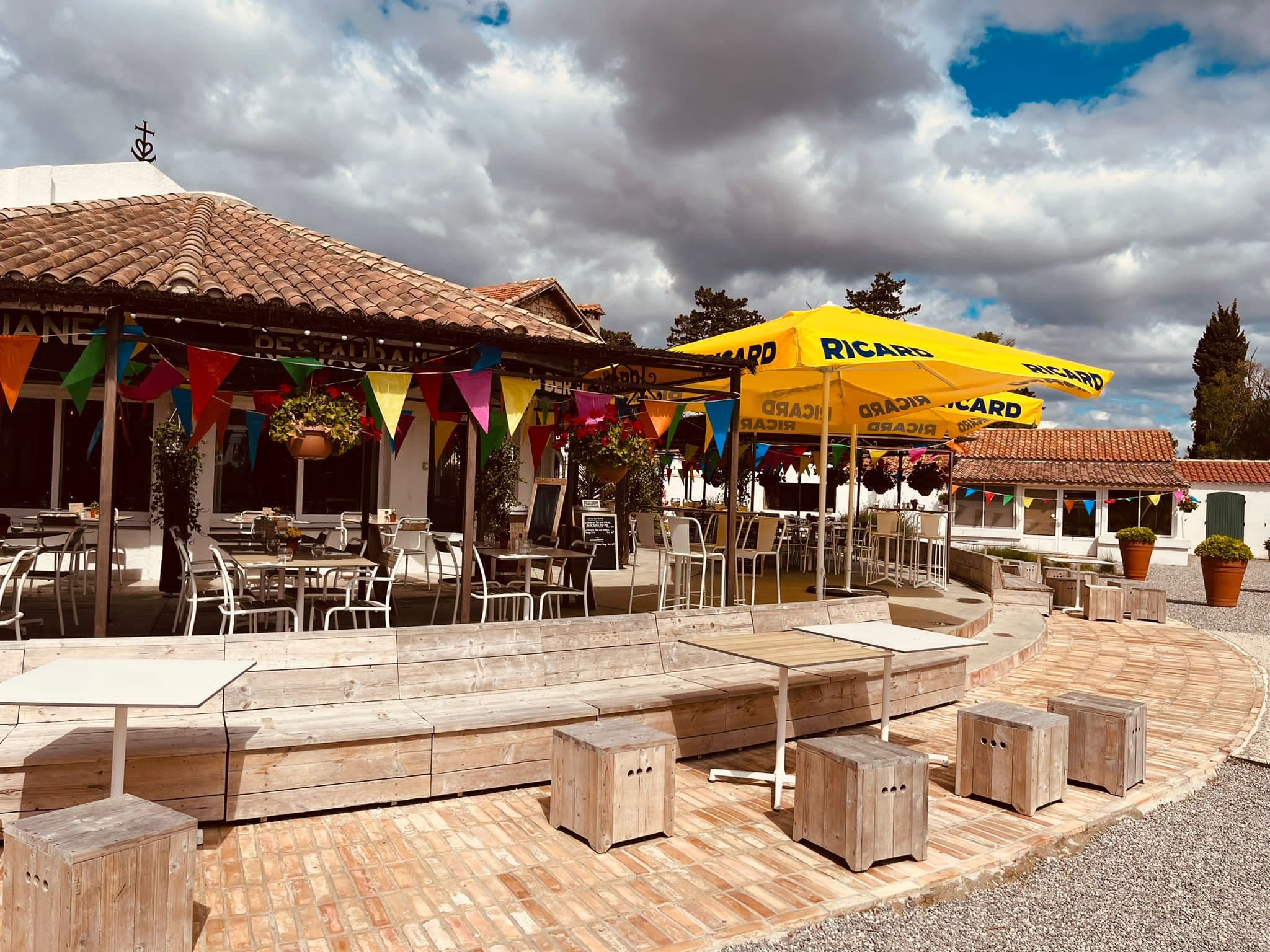 La terrasse ombragée de la Bergerie de Méjanes