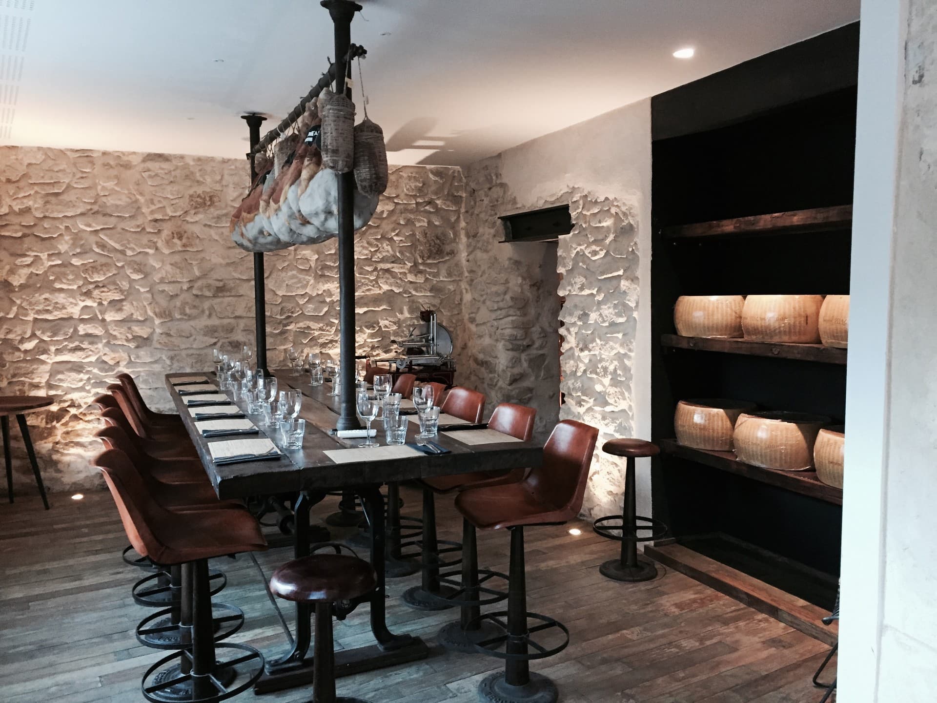 Fratelli_salle_interieure_table_haute