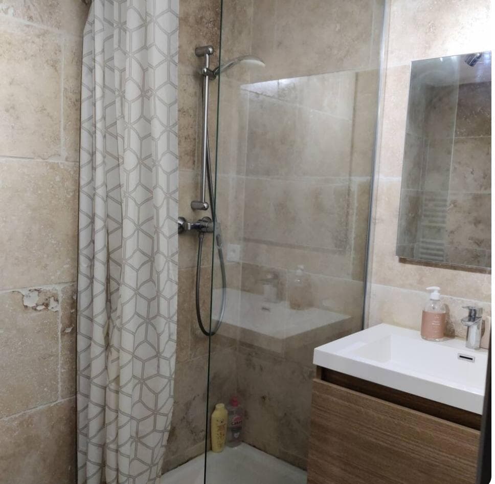 Salle d' eau et toilettes